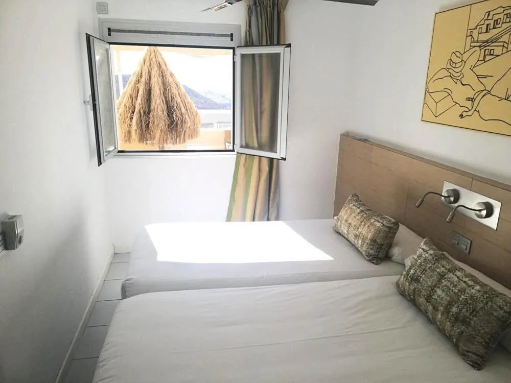 Photo of the whole room, Bed in Servatur Riosol