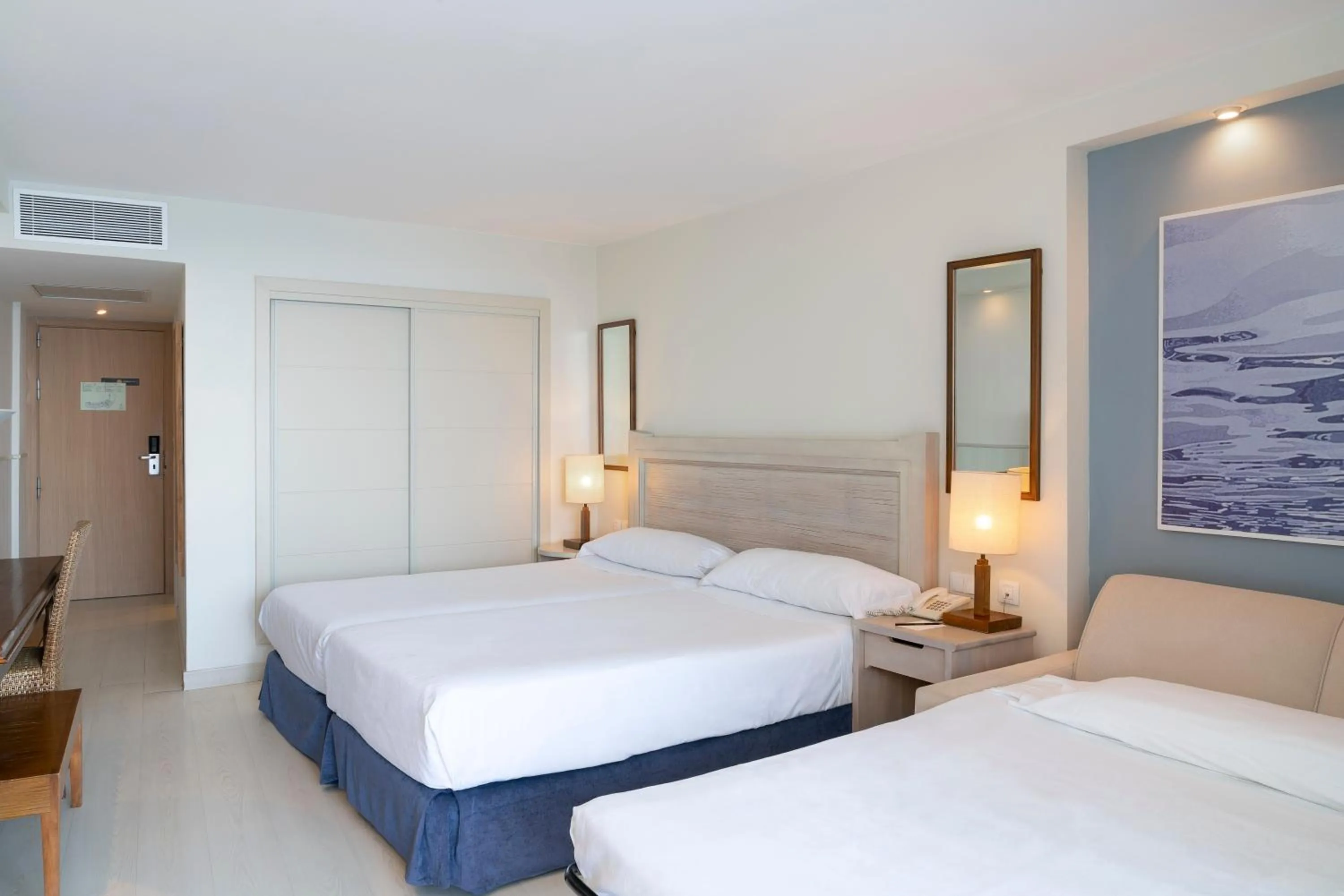 Photo of the whole room in Hotel Tenerife Golf & Seaview