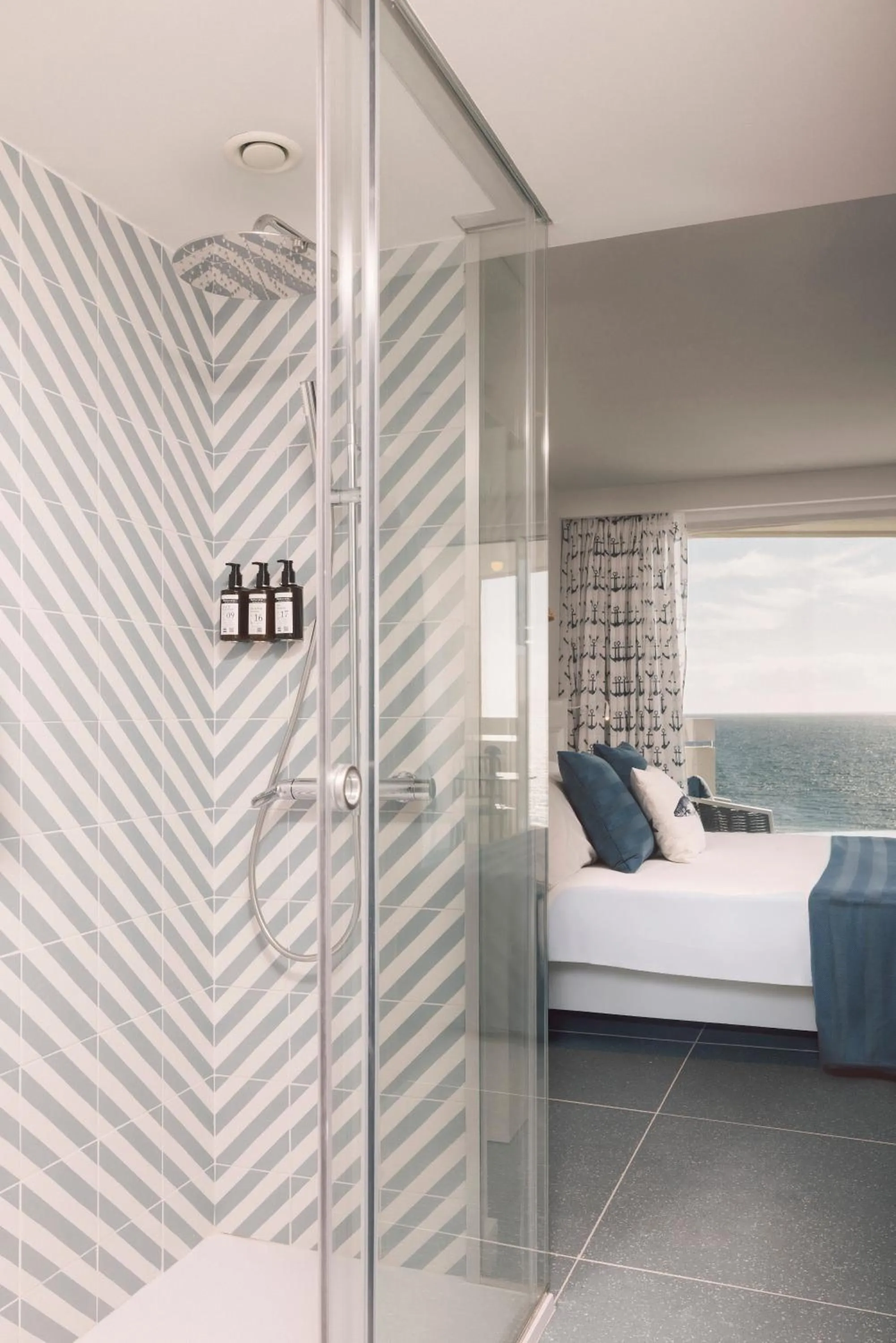 Shower, Bed in The Salmar - New Opening