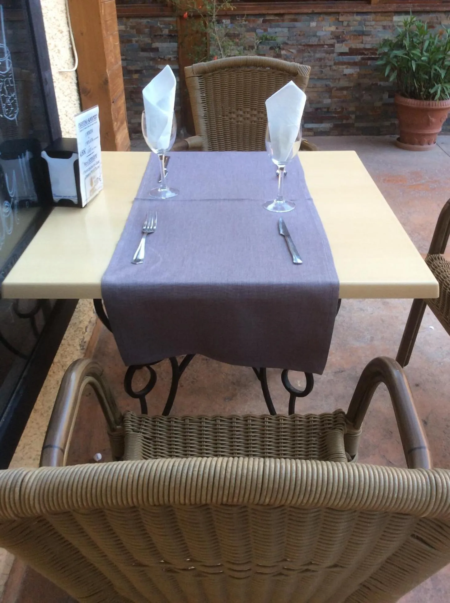 Restaurant/places to eat in Hostal Mont Royal