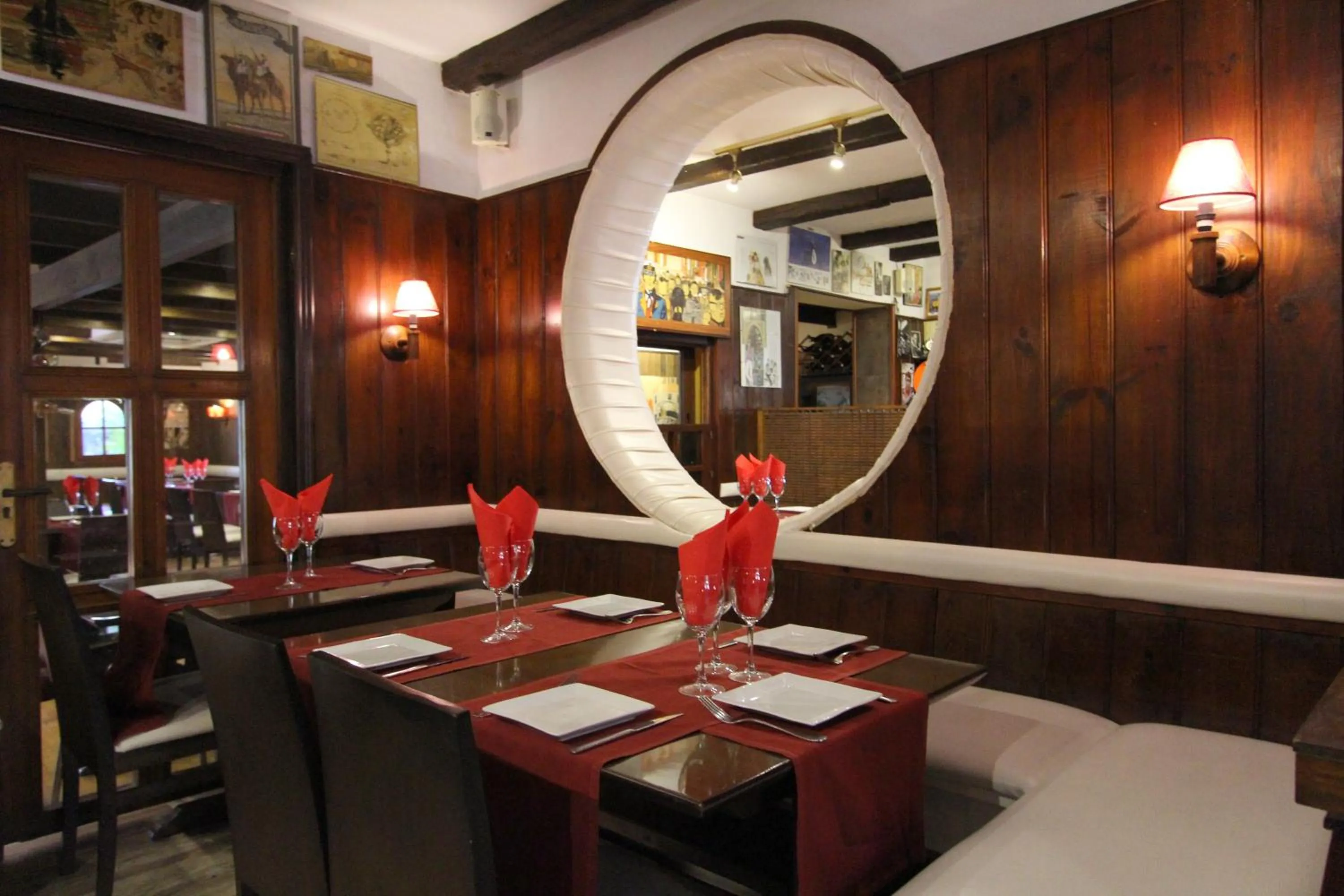 Restaurant/places to eat in Hostal Mont Royal