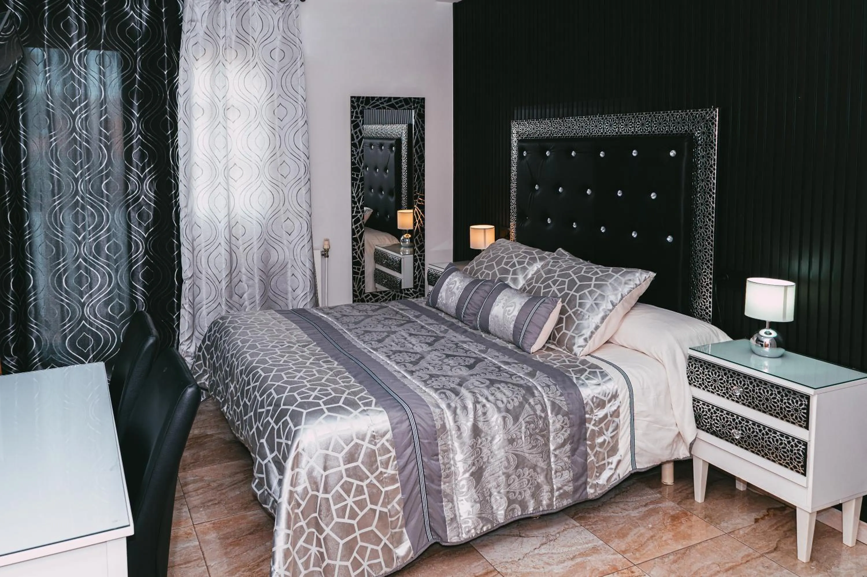 Bed in Hostal Mont Royal