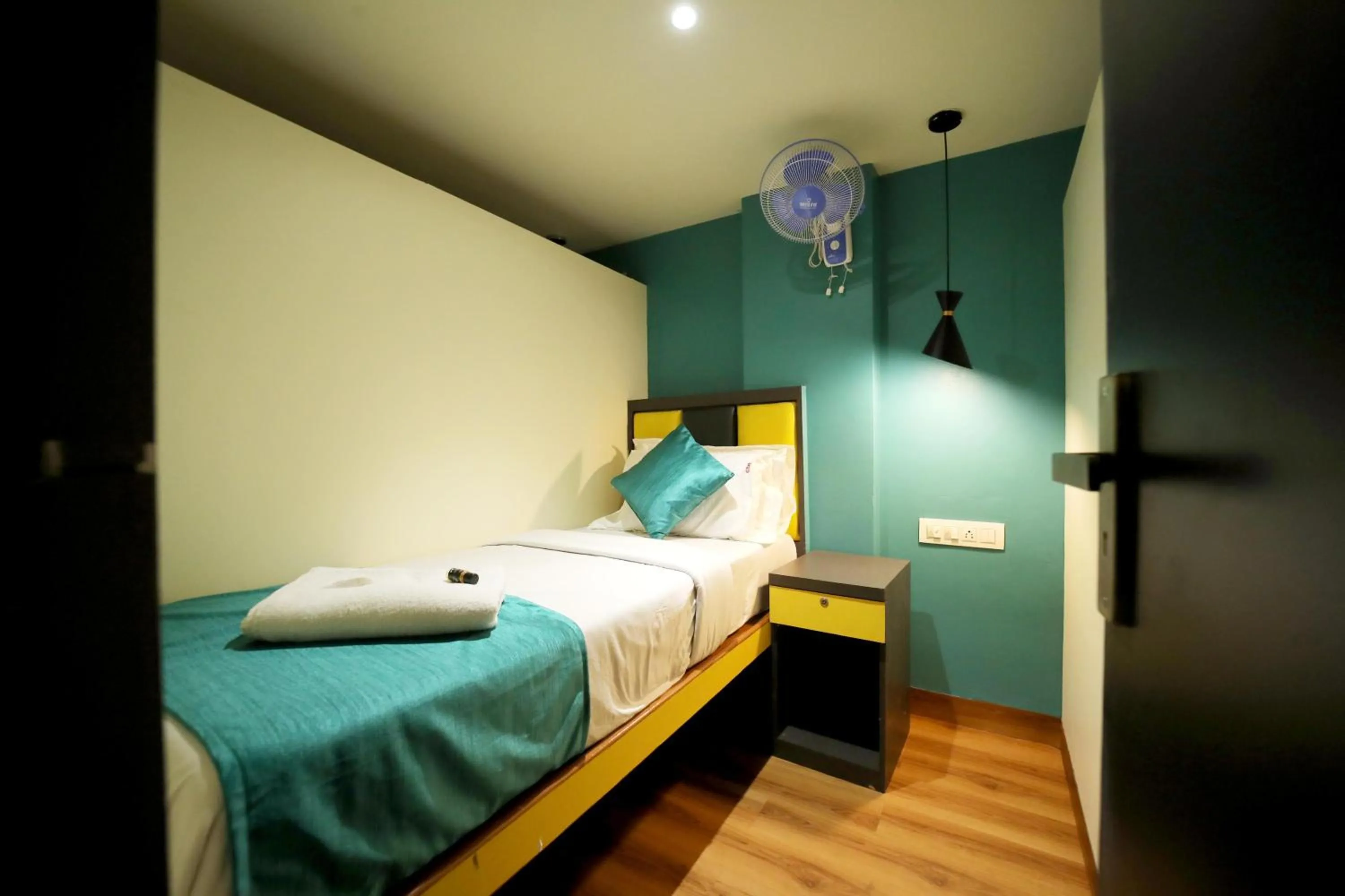 CABIN STAY MAROL-The Hubz