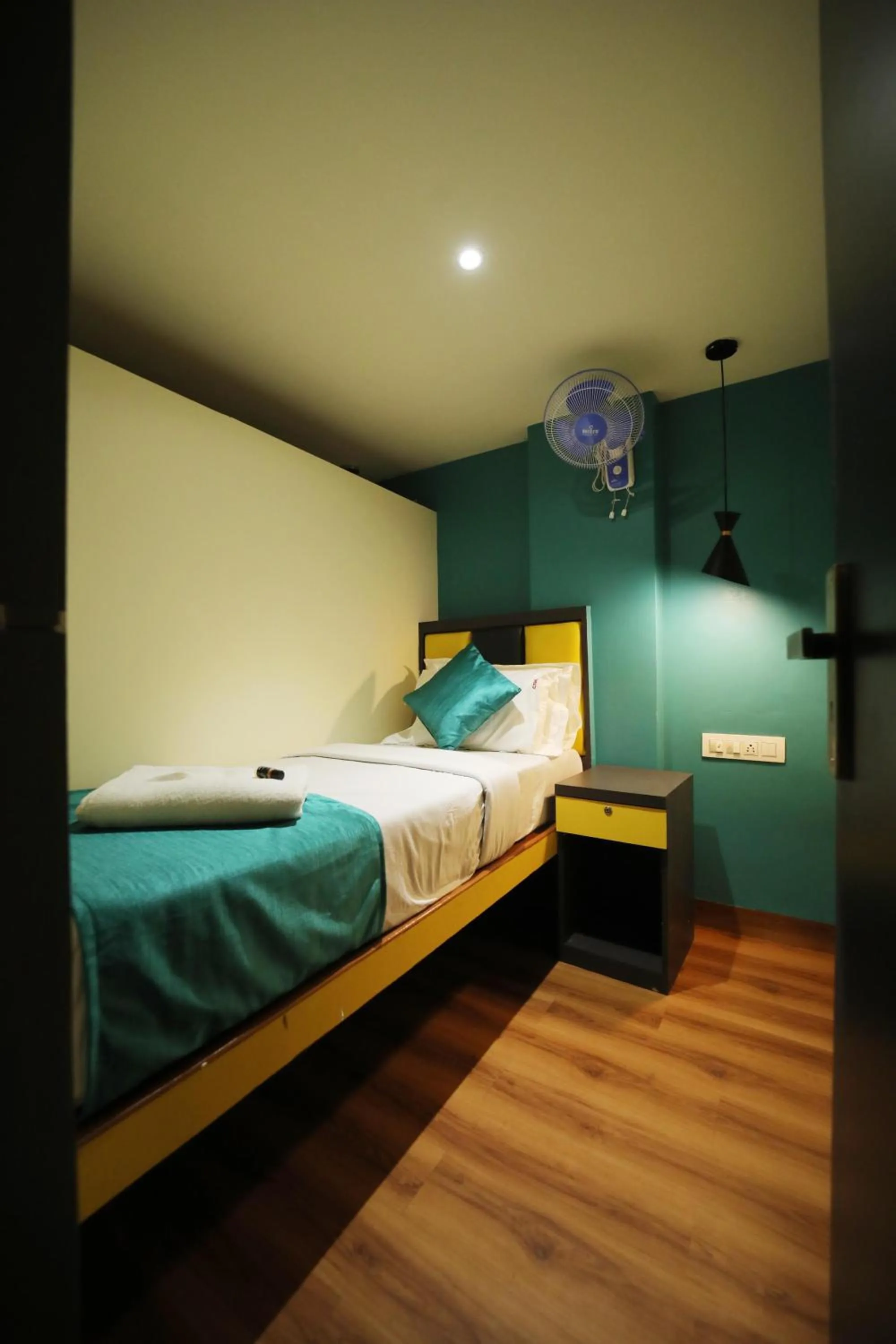 CABIN STAY MAROL-The Hubz