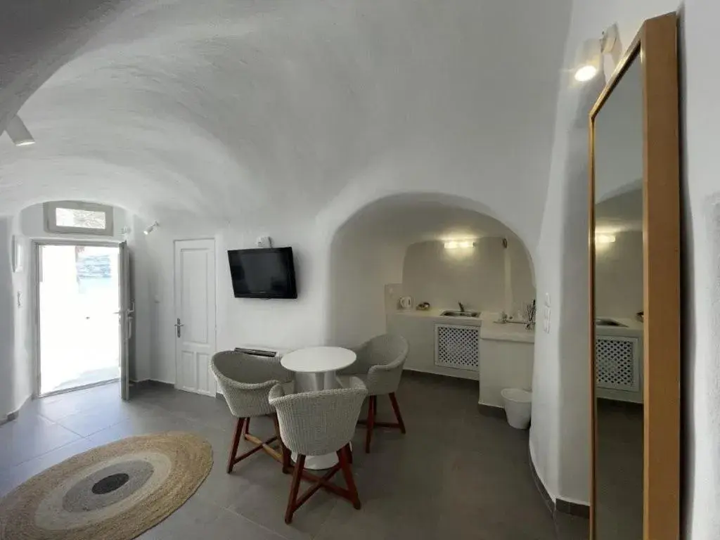 Family Cave Suite with Caldera and Sea View in Vogue Suites Family Cave Suite with Caldera and Sea View in Vogue Suites