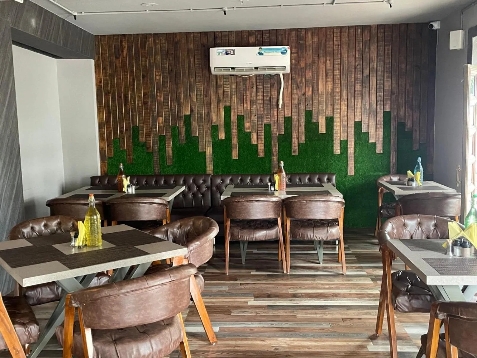 Restaurant/places to eat in Hotel Tourist Inn By Sagar