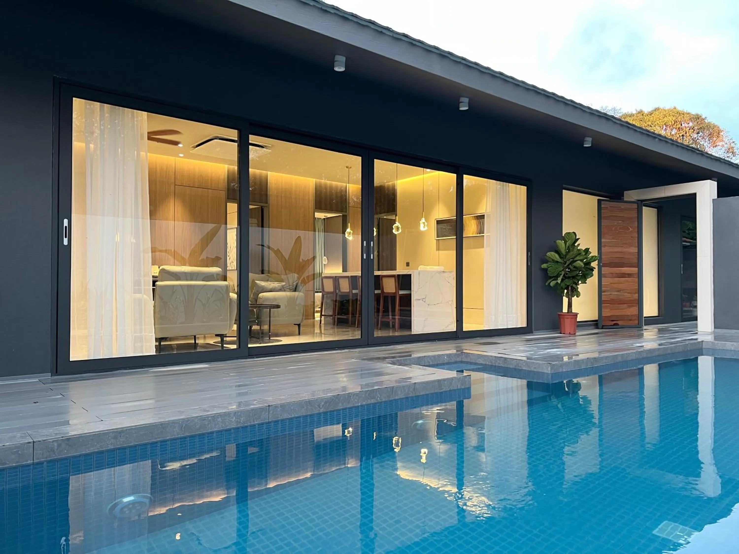 Swimming pool in Looma Private Pool Villas