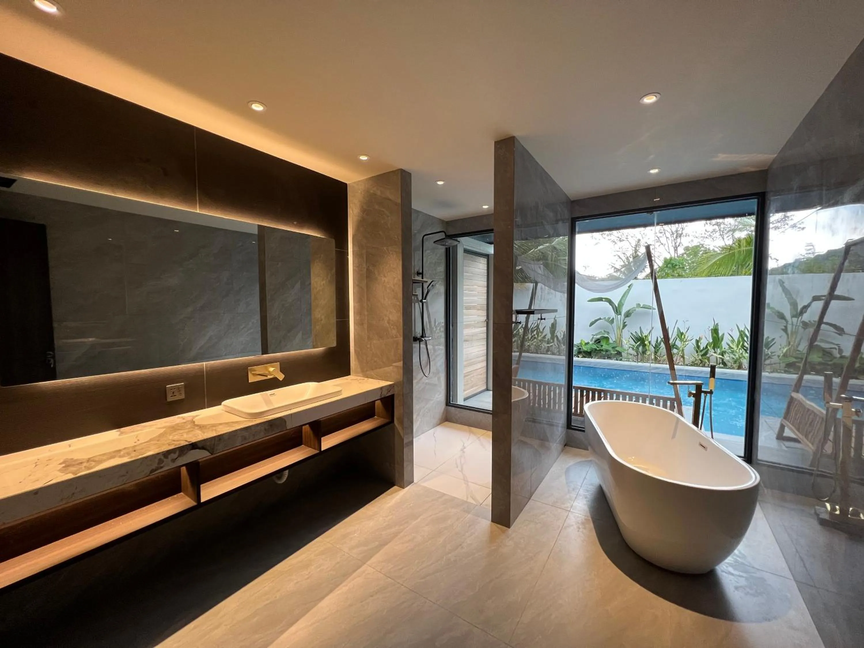 Hot Tub in Looma Private Pool Villas