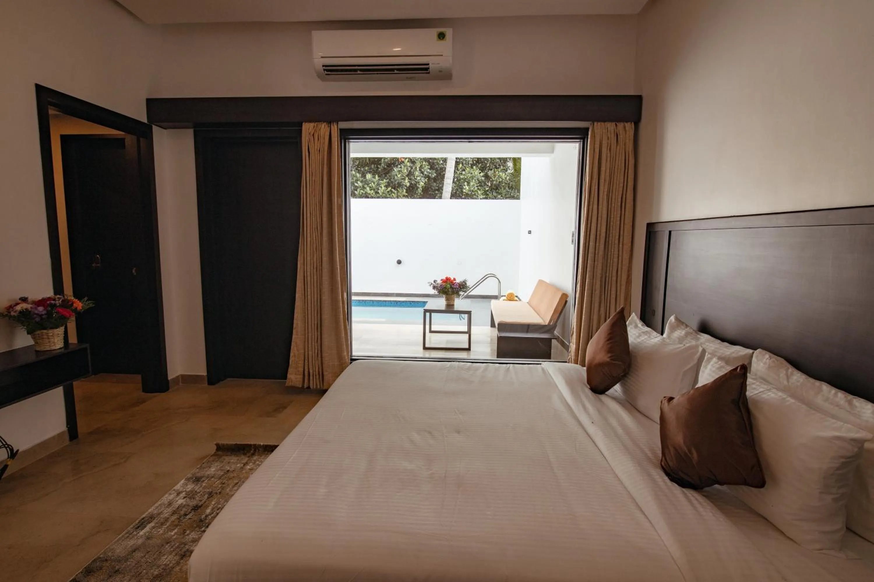 Bed in The Saravi Resort