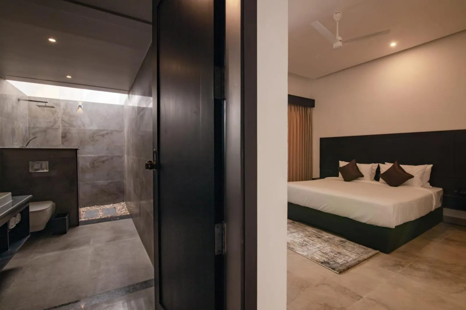 Bed in The Saravi Resort