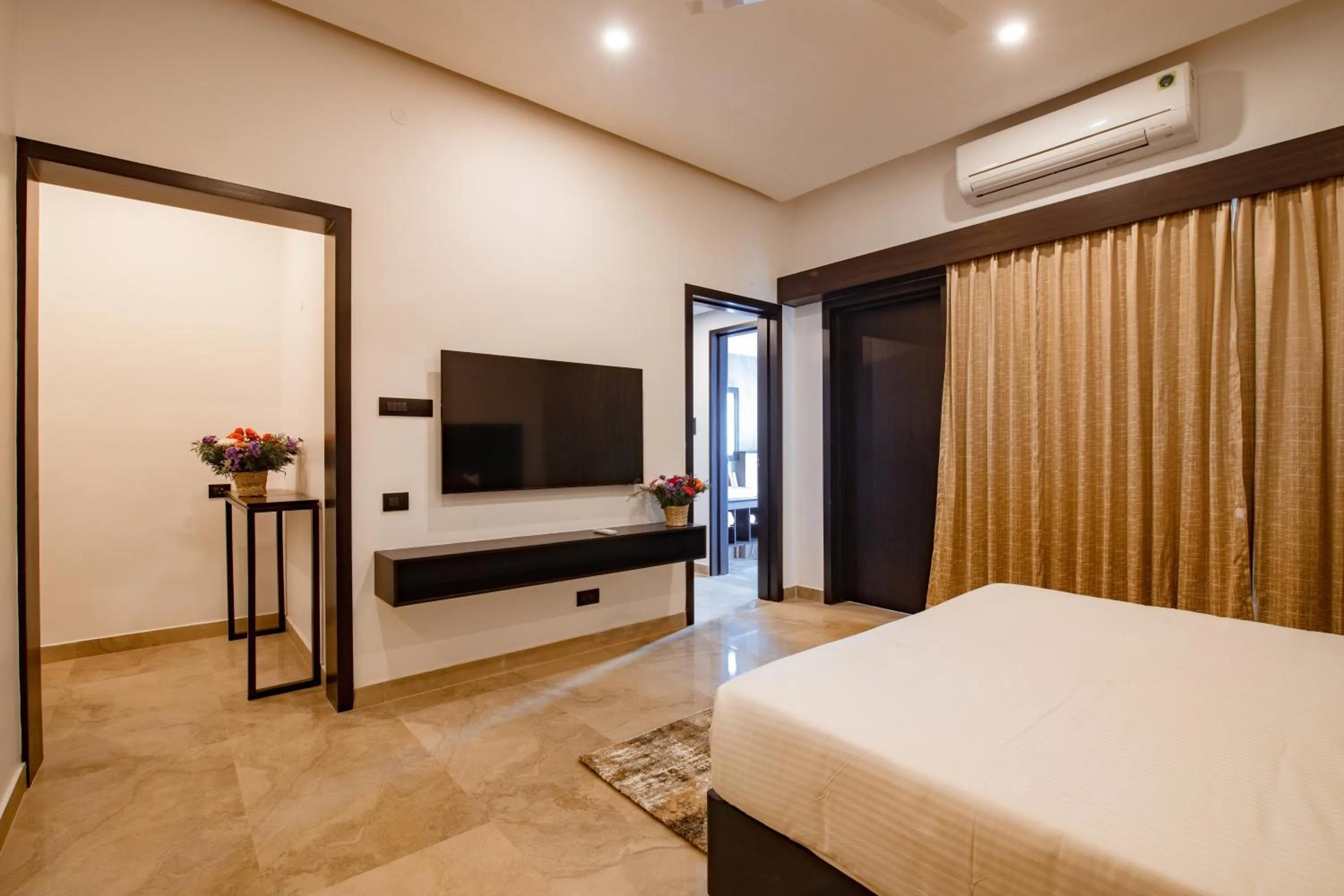 Communal lounge/ TV room, Bed in The Saravi Resort