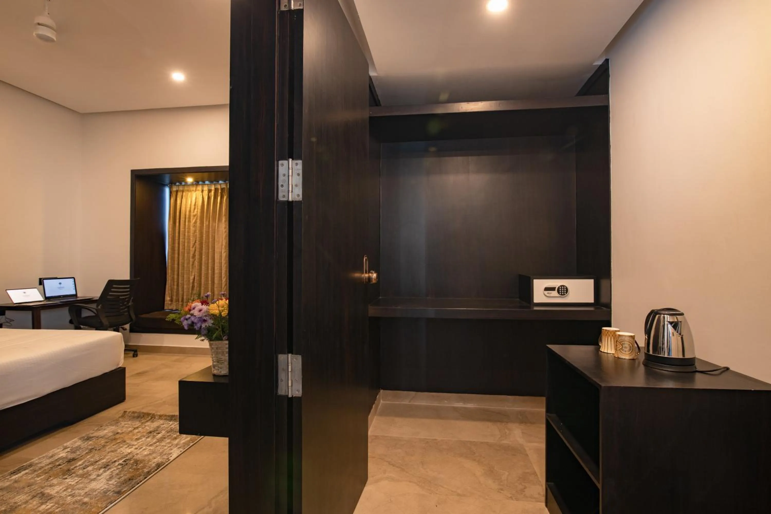 Coffee/tea facilities, Bed in The Saravi Resort