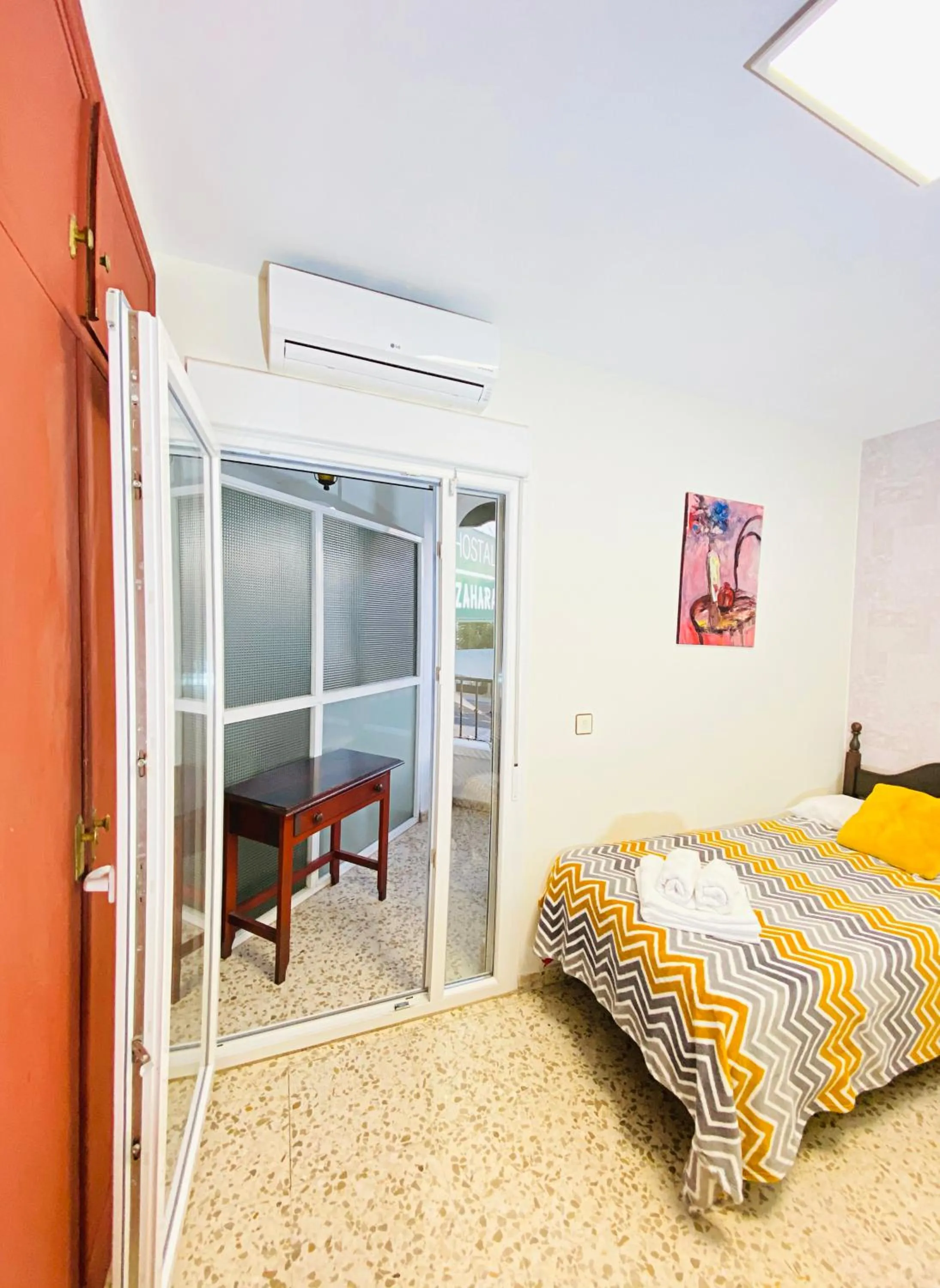 Balcony/Terrace, Bed in Hostal Azahara