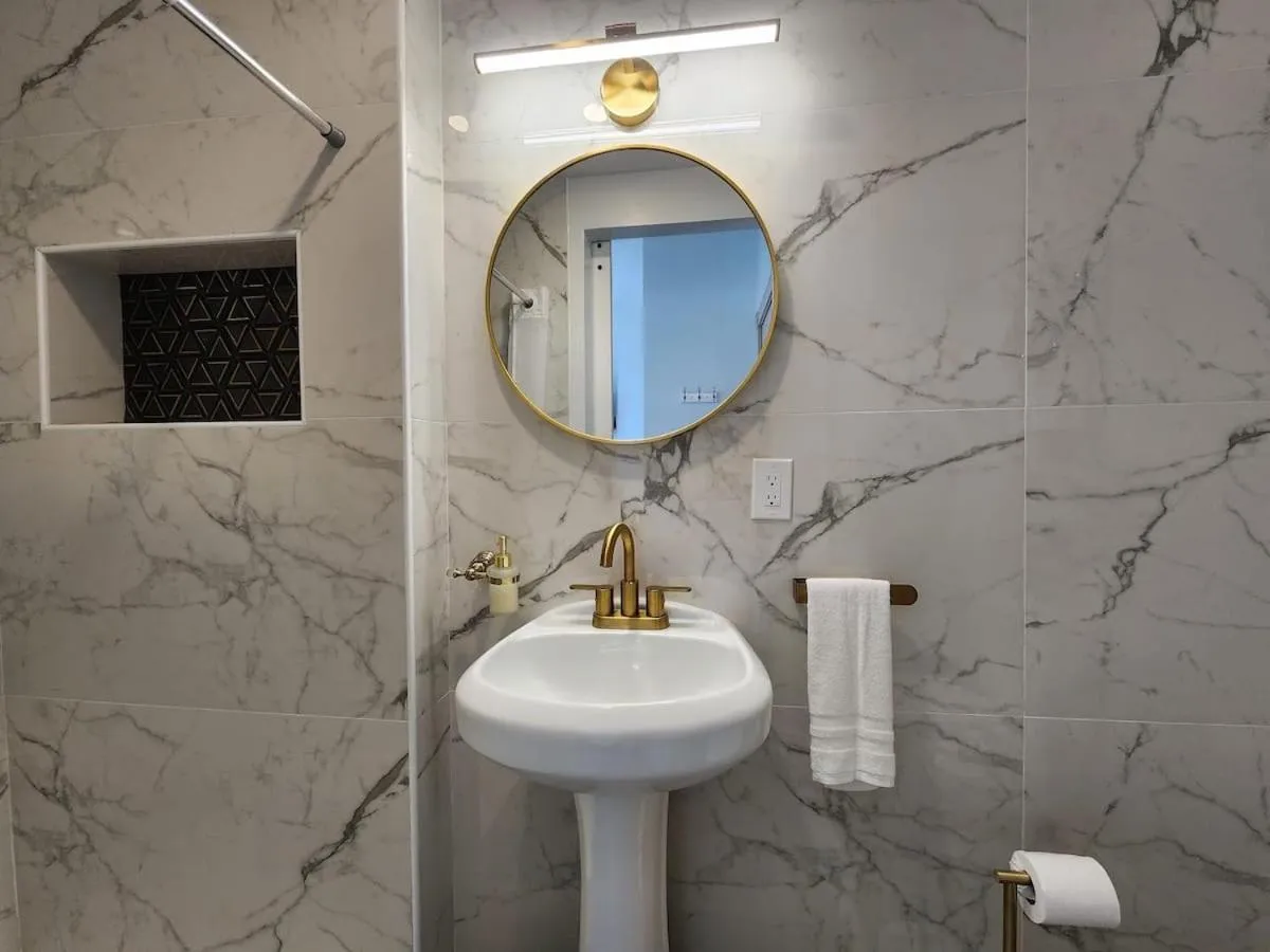 Shower in Somerset Hotel