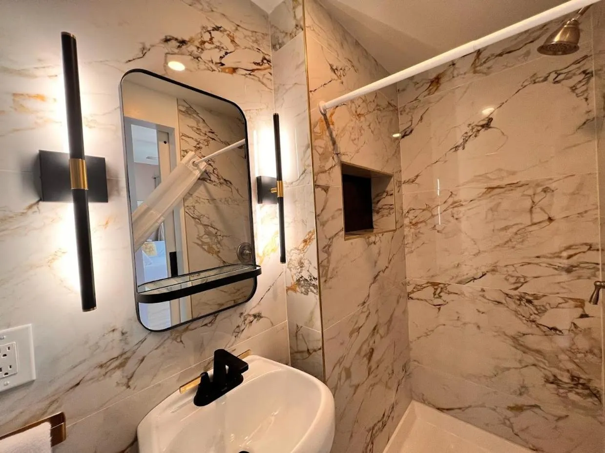 Shower in Somerset Hotel