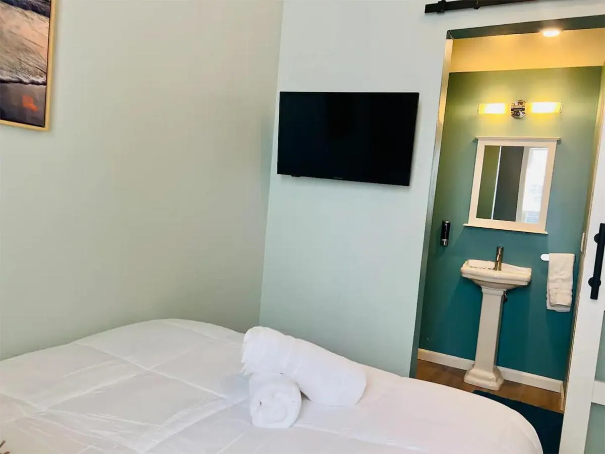 TV and multimedia in Somerset Hotel