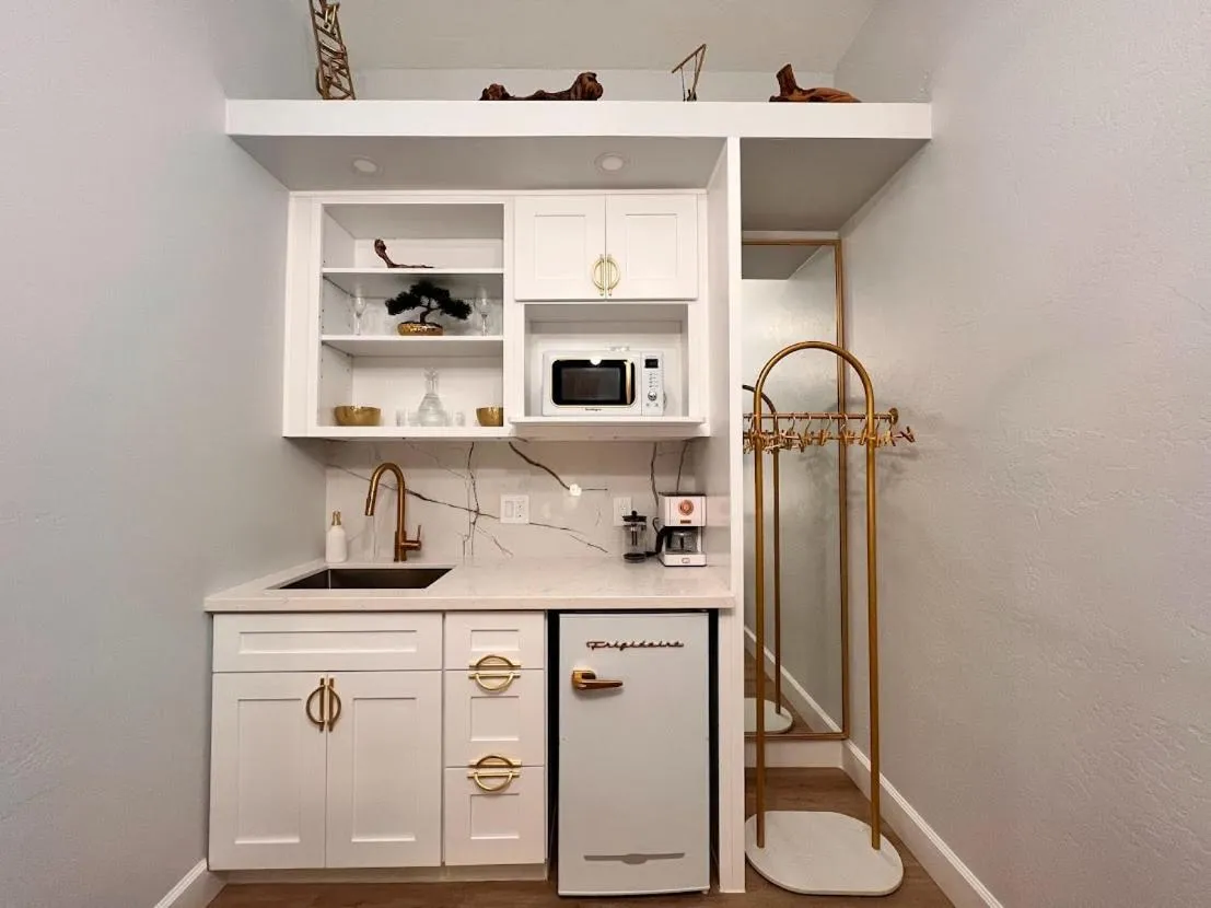 Kitchen or kitchenette in Somerset Hotel