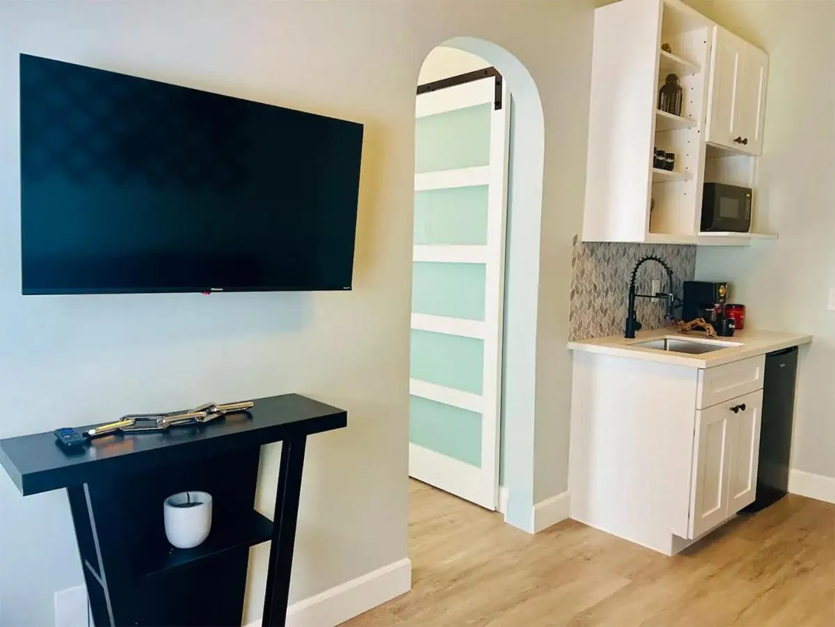 TV and multimedia in Somerset Hotel