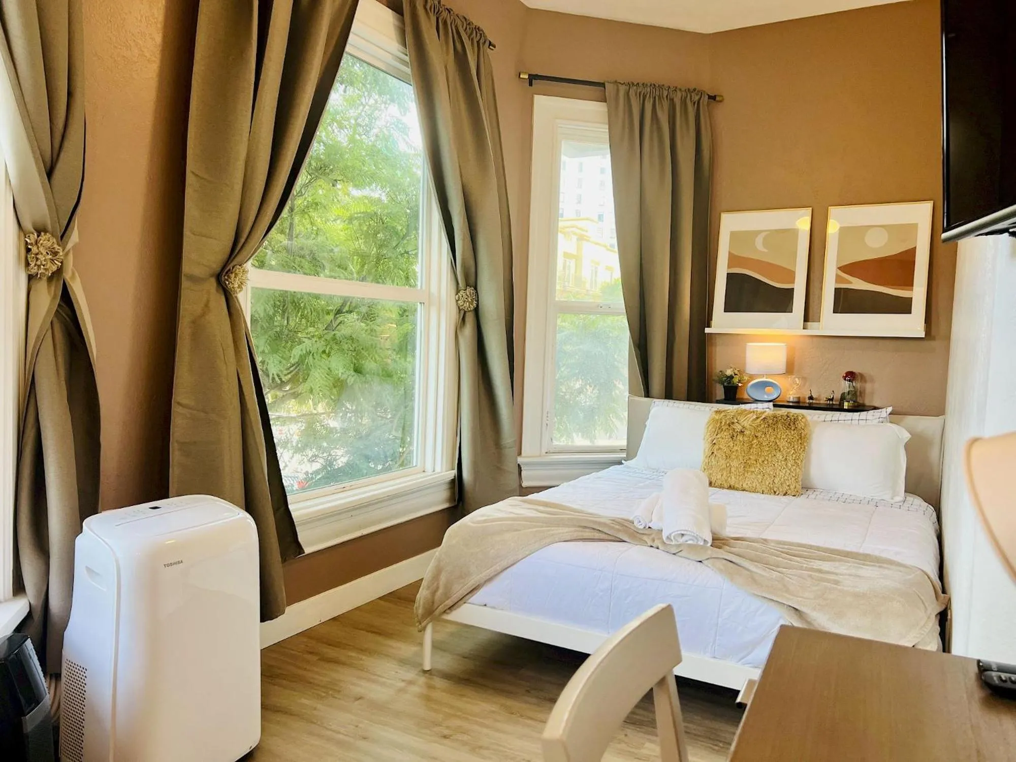 Photo of the whole room in Somerset Hotel