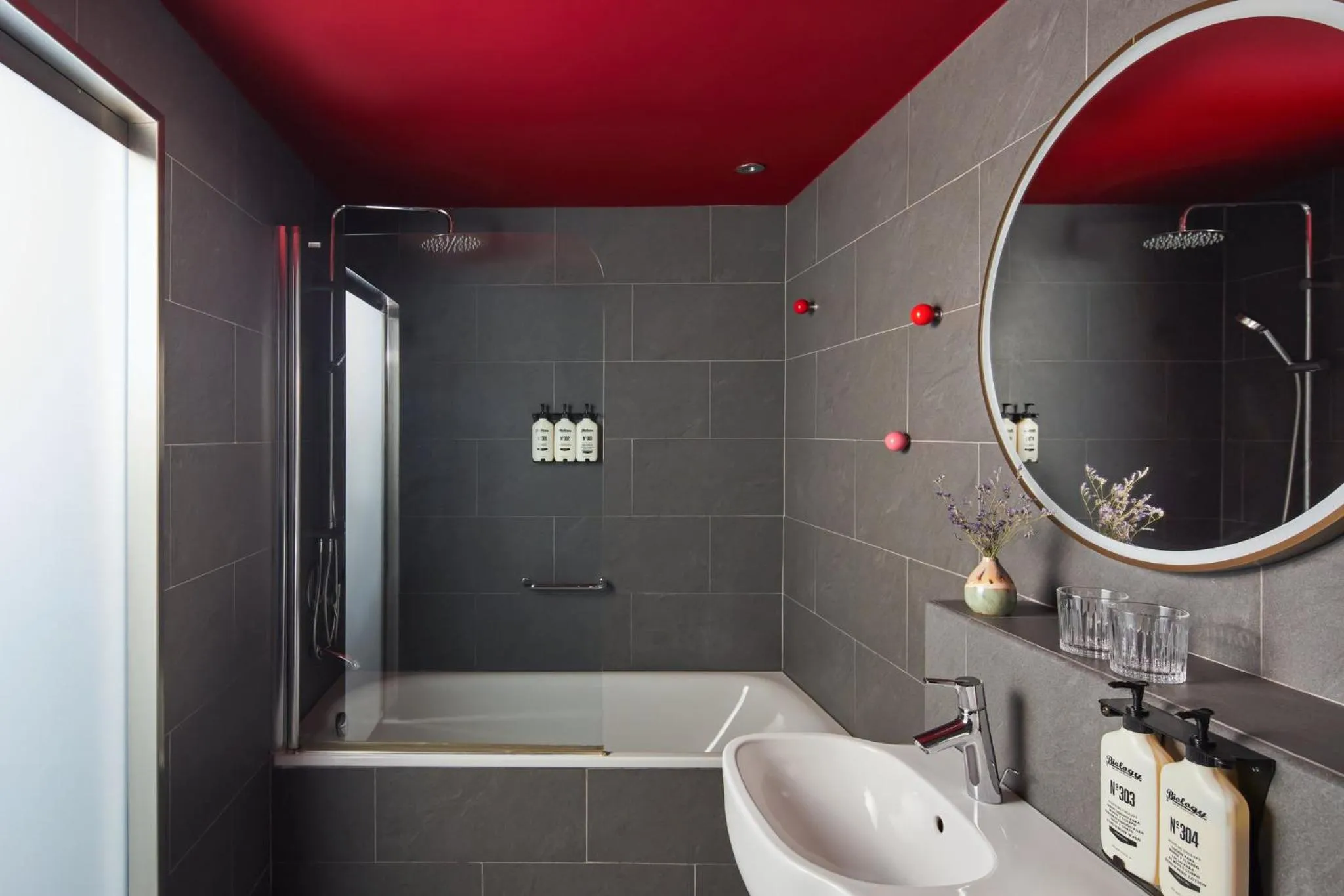 Photo of the whole room in Hotel Indigo Barcelona Plaza Espana by IHG