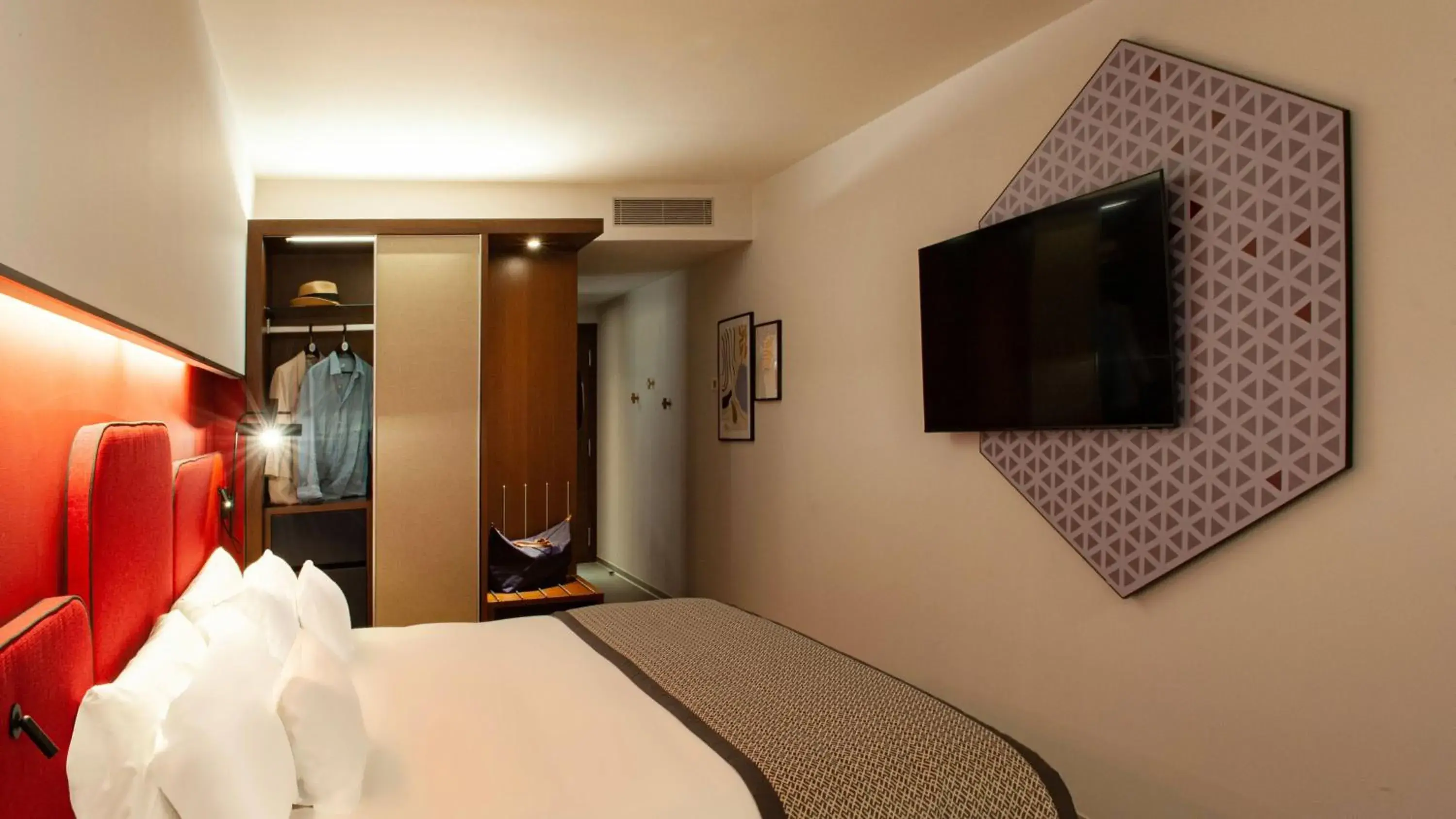 Photo of the whole room, Bed in Hotel Indigo Barcelona Plaza Espana by IHG Photo of the whole room, Bed in Hotel Indigo Barcelona Plaza Espana by IHG