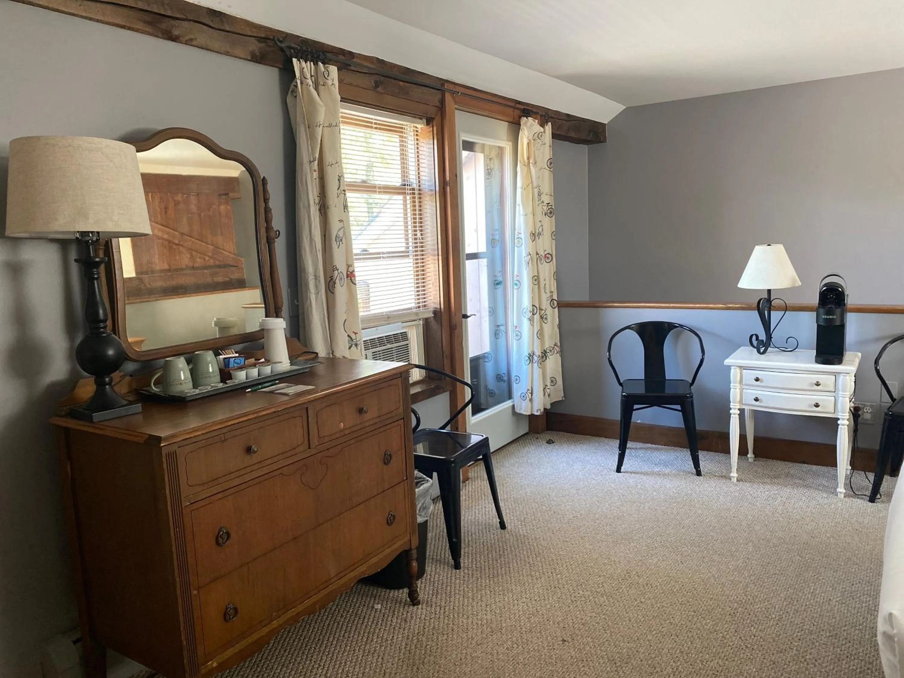 hair dresser, Bed in The Wildflower Inn