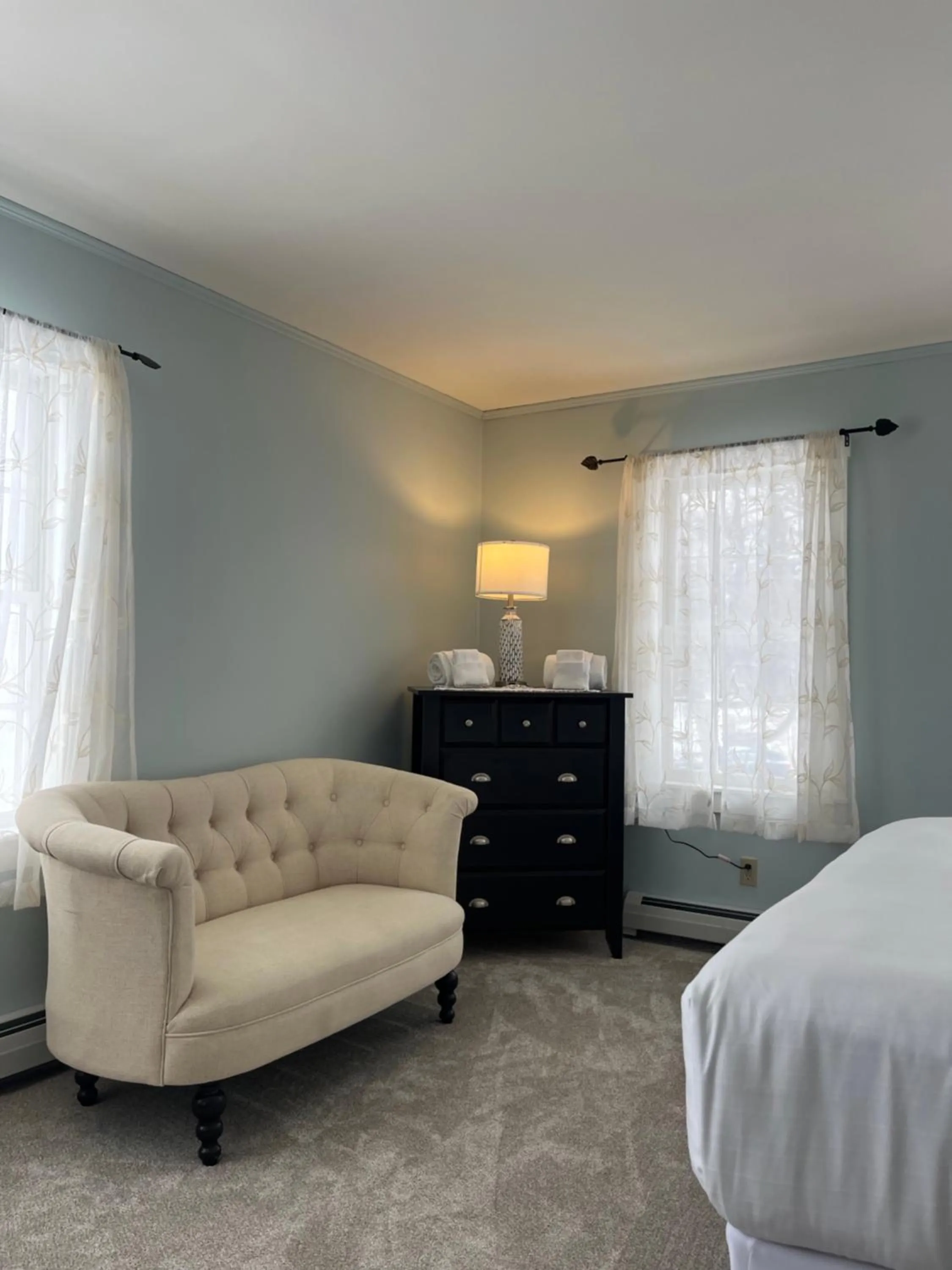 Seating area, Bed in The Wildflower Inn