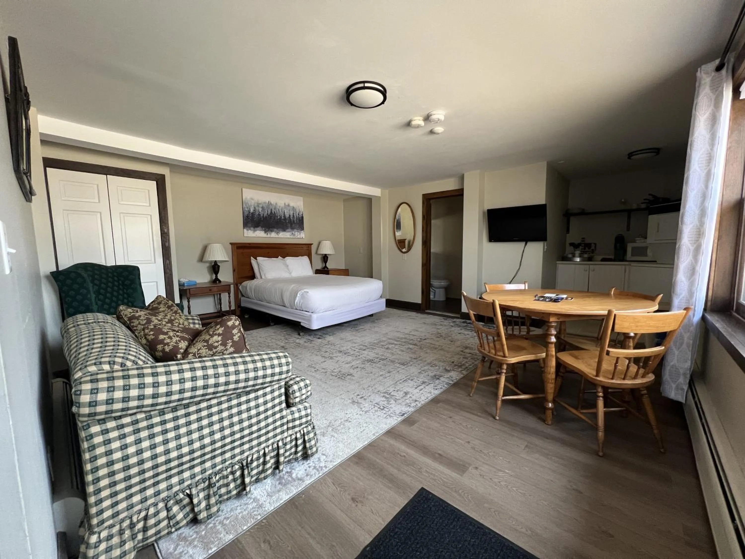 Living room, Bed in The Wildflower Inn