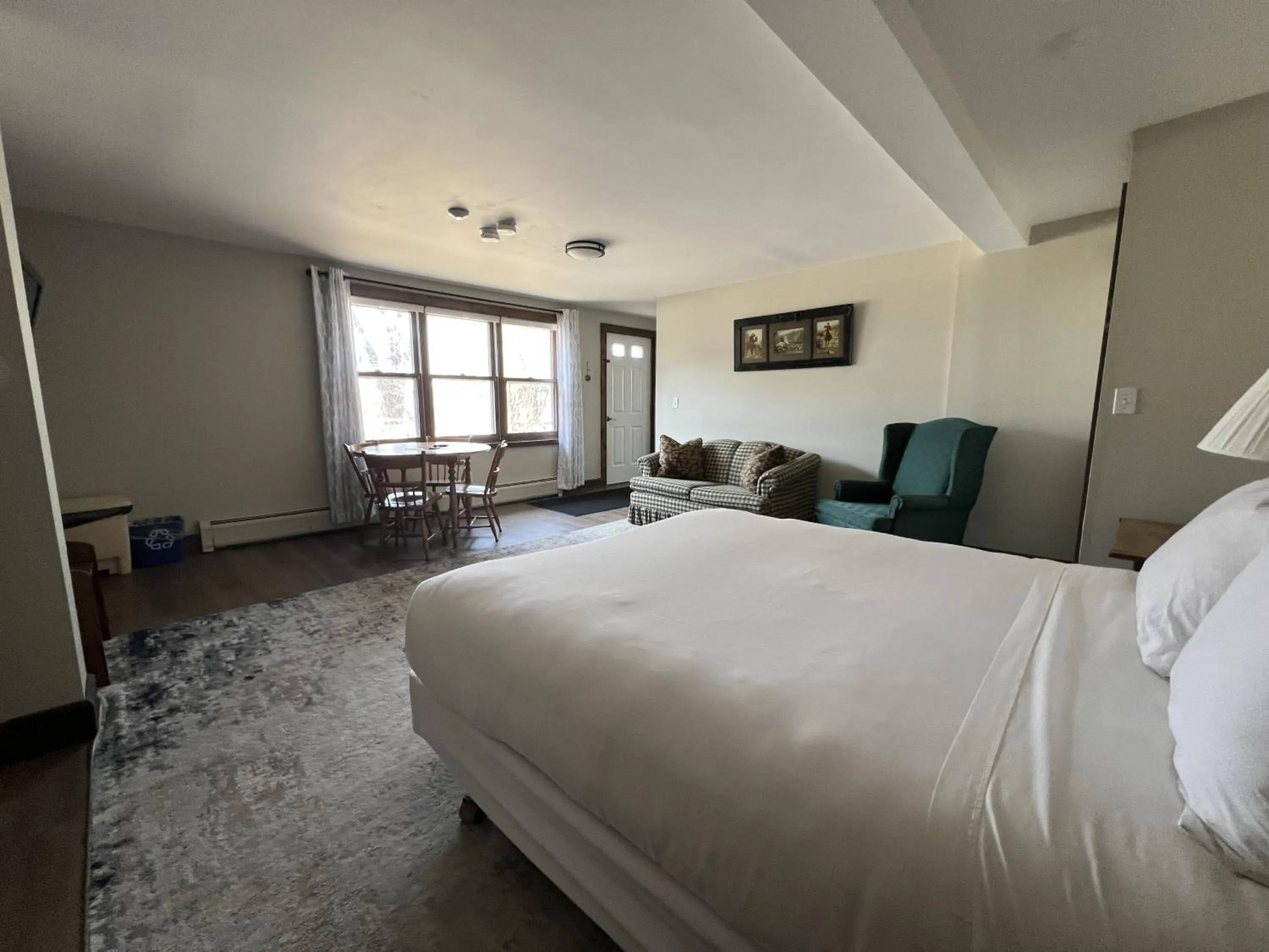 Seating area, Bed in The Wildflower Inn