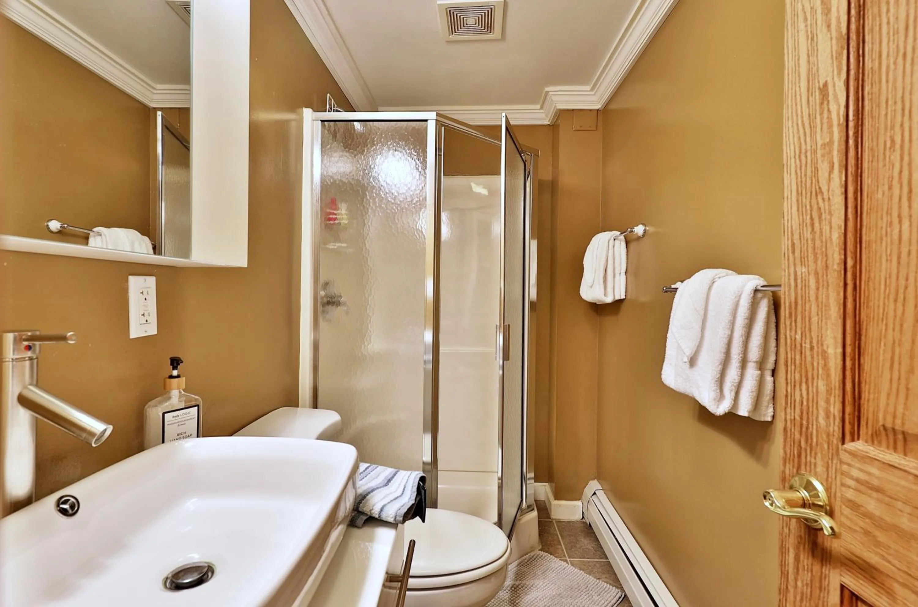 Tanglewood Chalet- 4 BR 4 BA Family Home in Killington, Perfect for Groups home