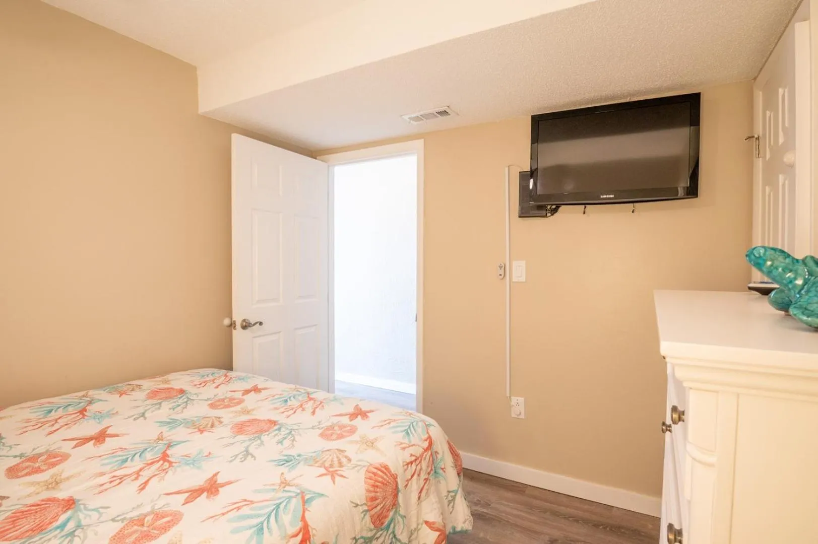 Bed in Oceanfront - Pool - Near Carolina Beach Boardwalk