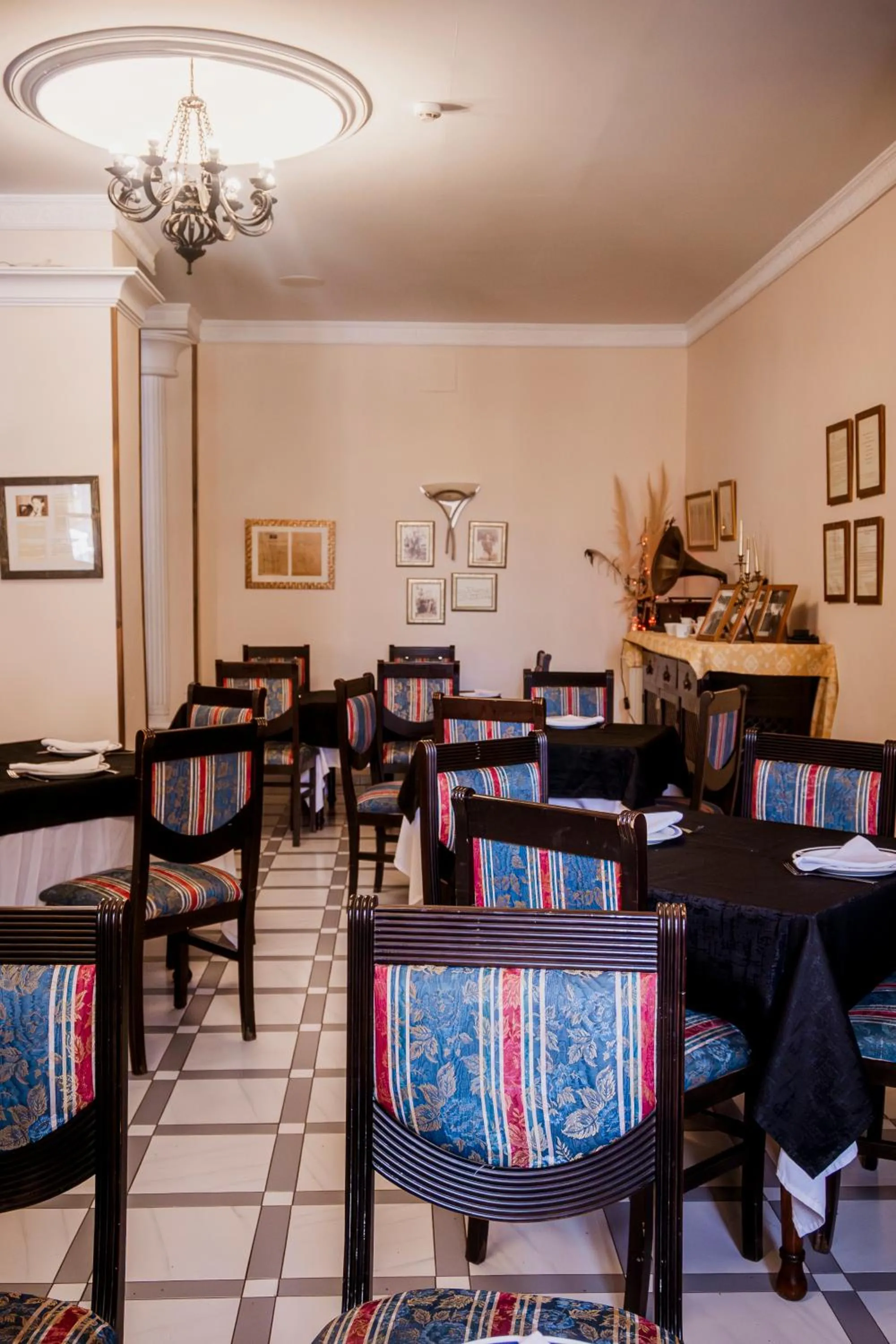 Restaurant/places to eat in Hotel España