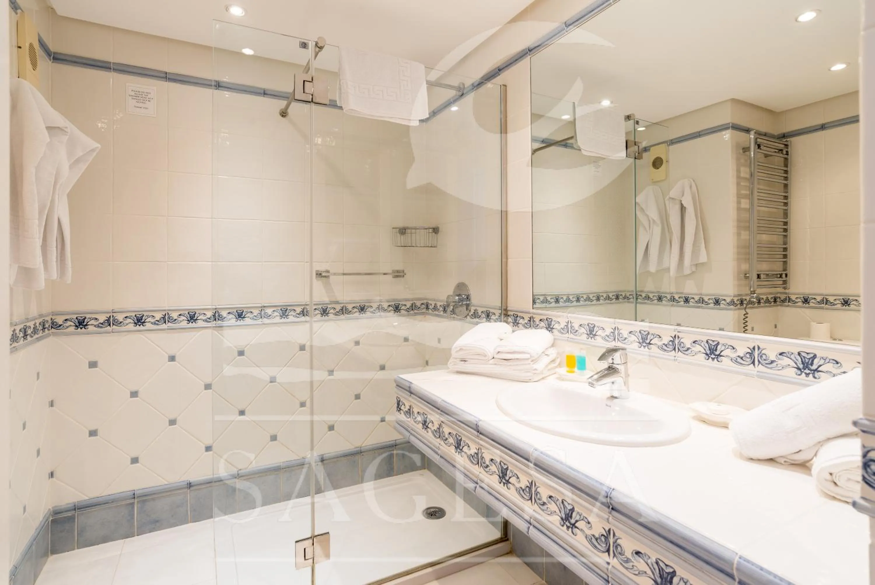 Shower in Jardines de las Golondrinas