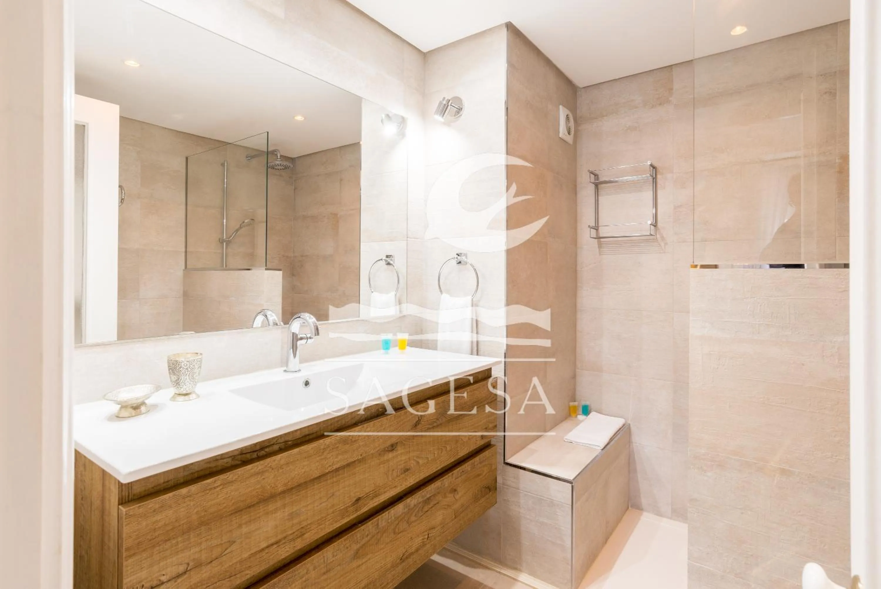 Shower in Jardines de las Golondrinas