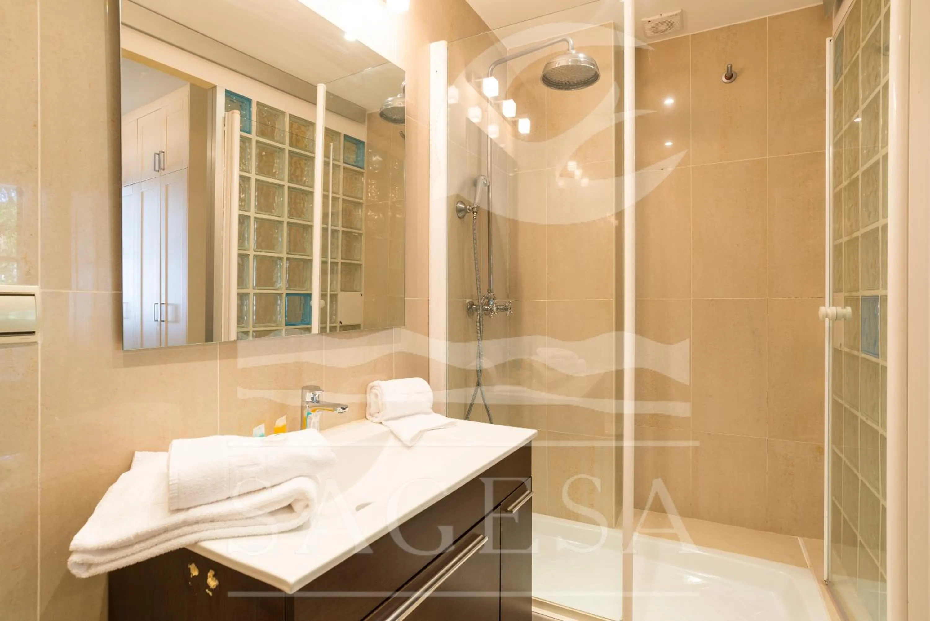 Shower in Jardines de las Golondrinas