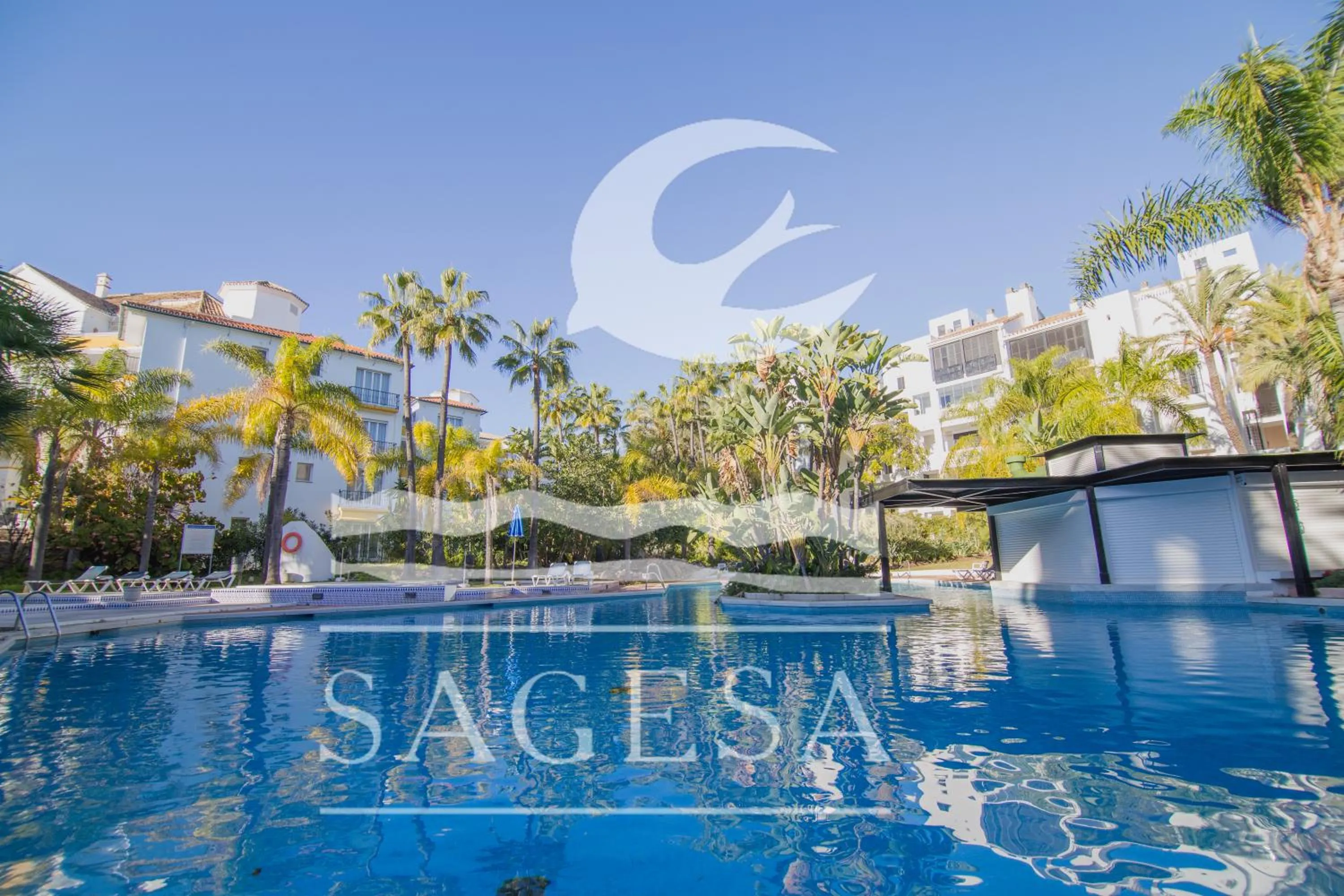 Swimming pool in Jardines de las Golondrinas