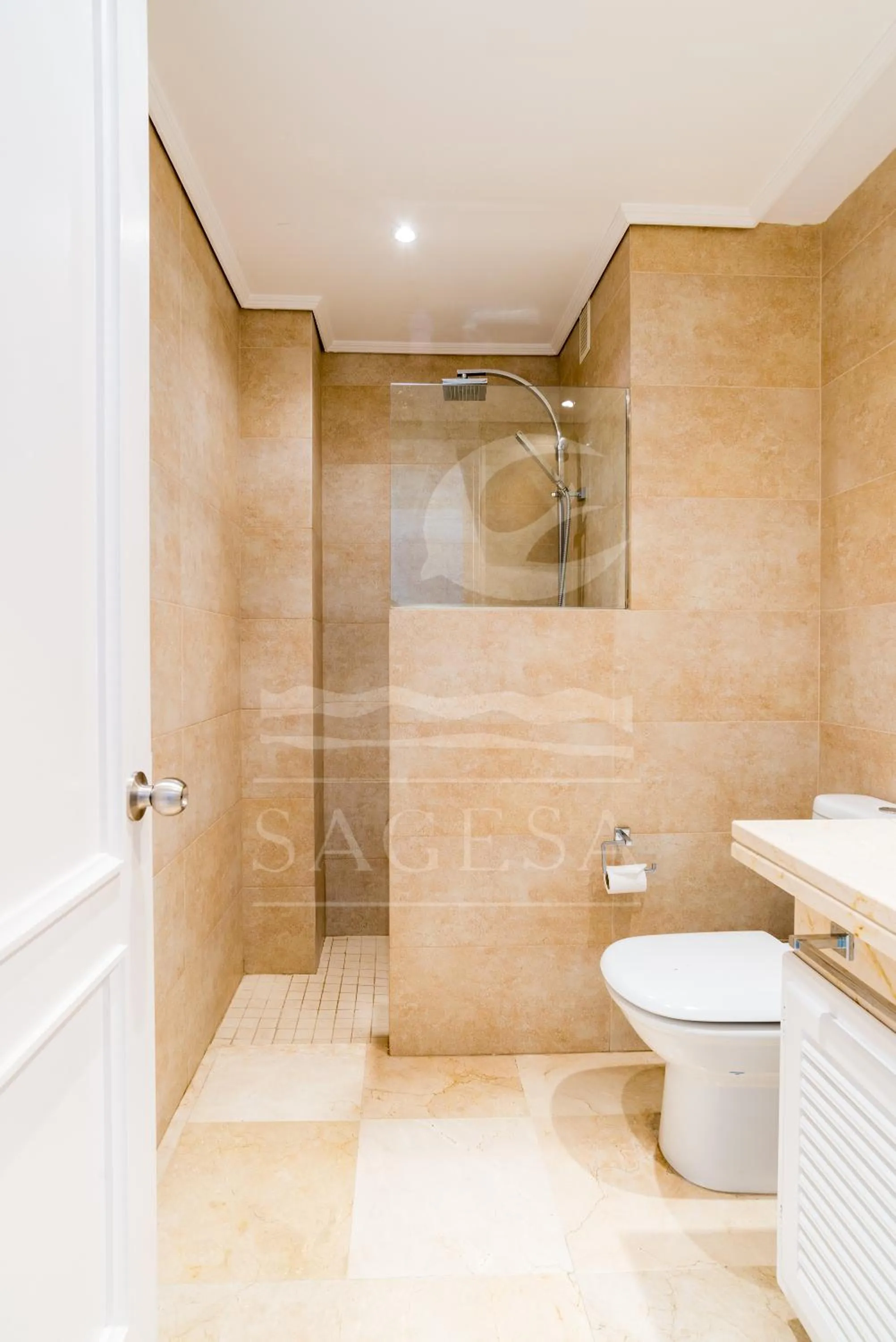 Toilet in Jardines de las Golondrinas