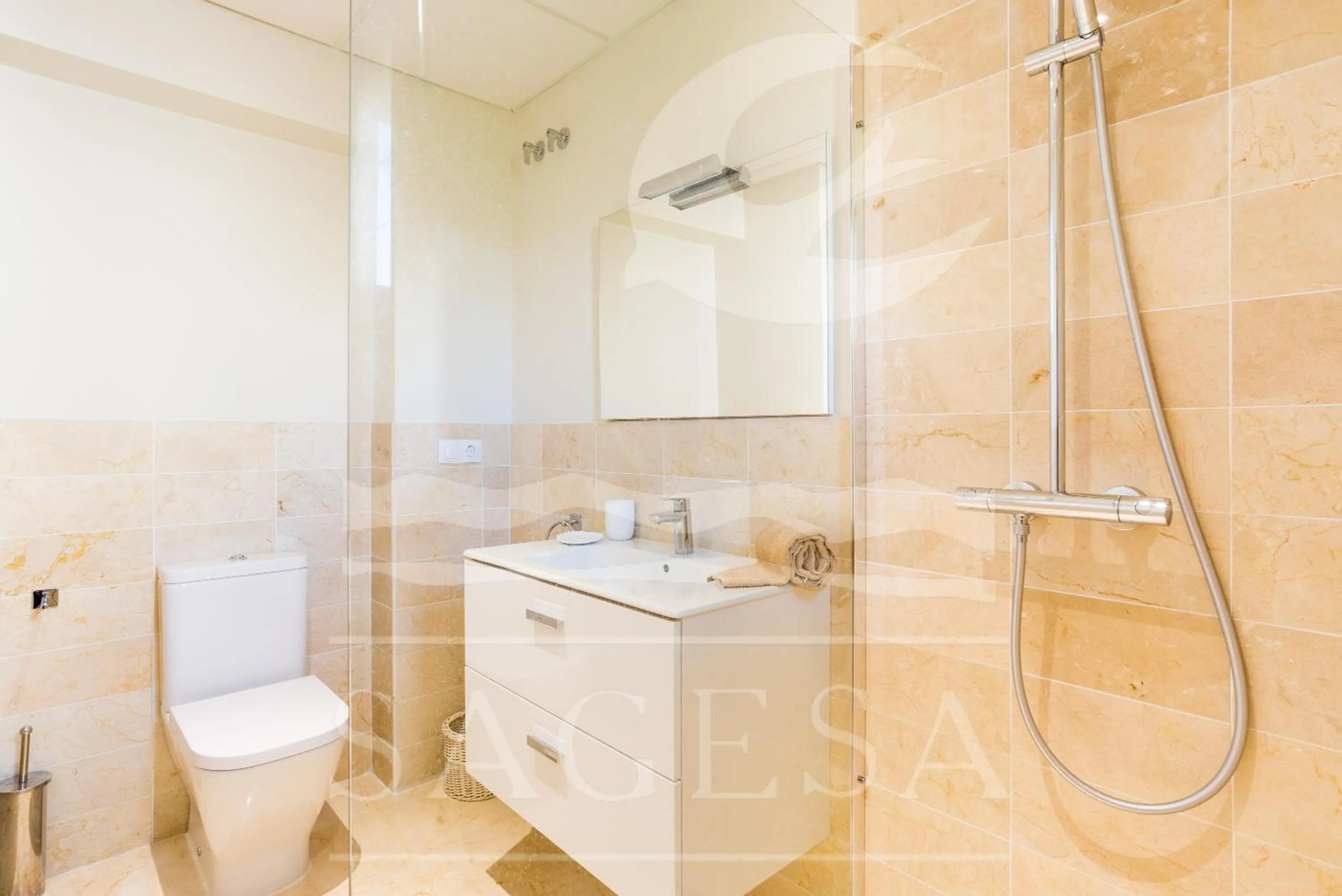 Shower in Jardines de las Golondrinas