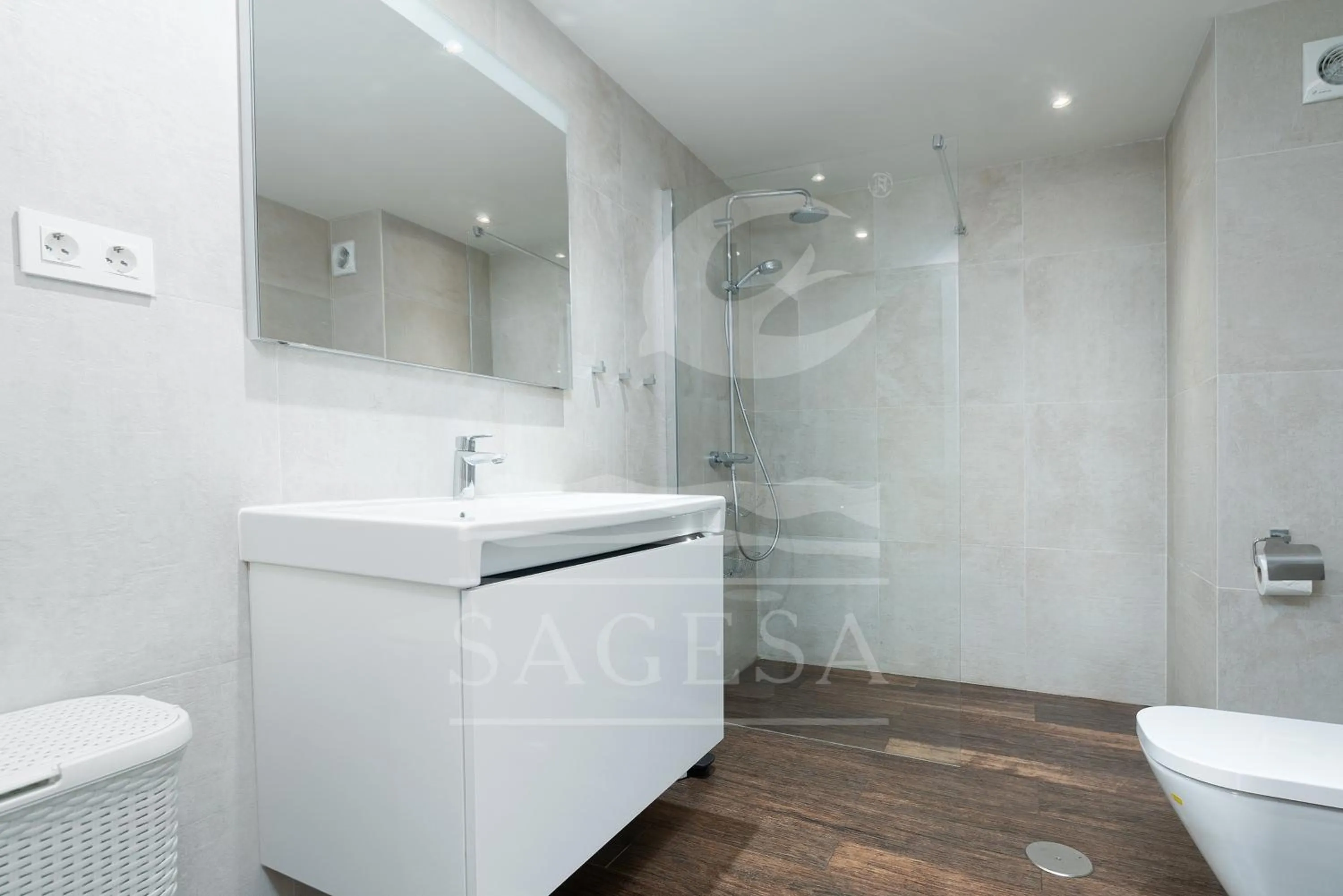 Shower in Jardines de las Golondrinas