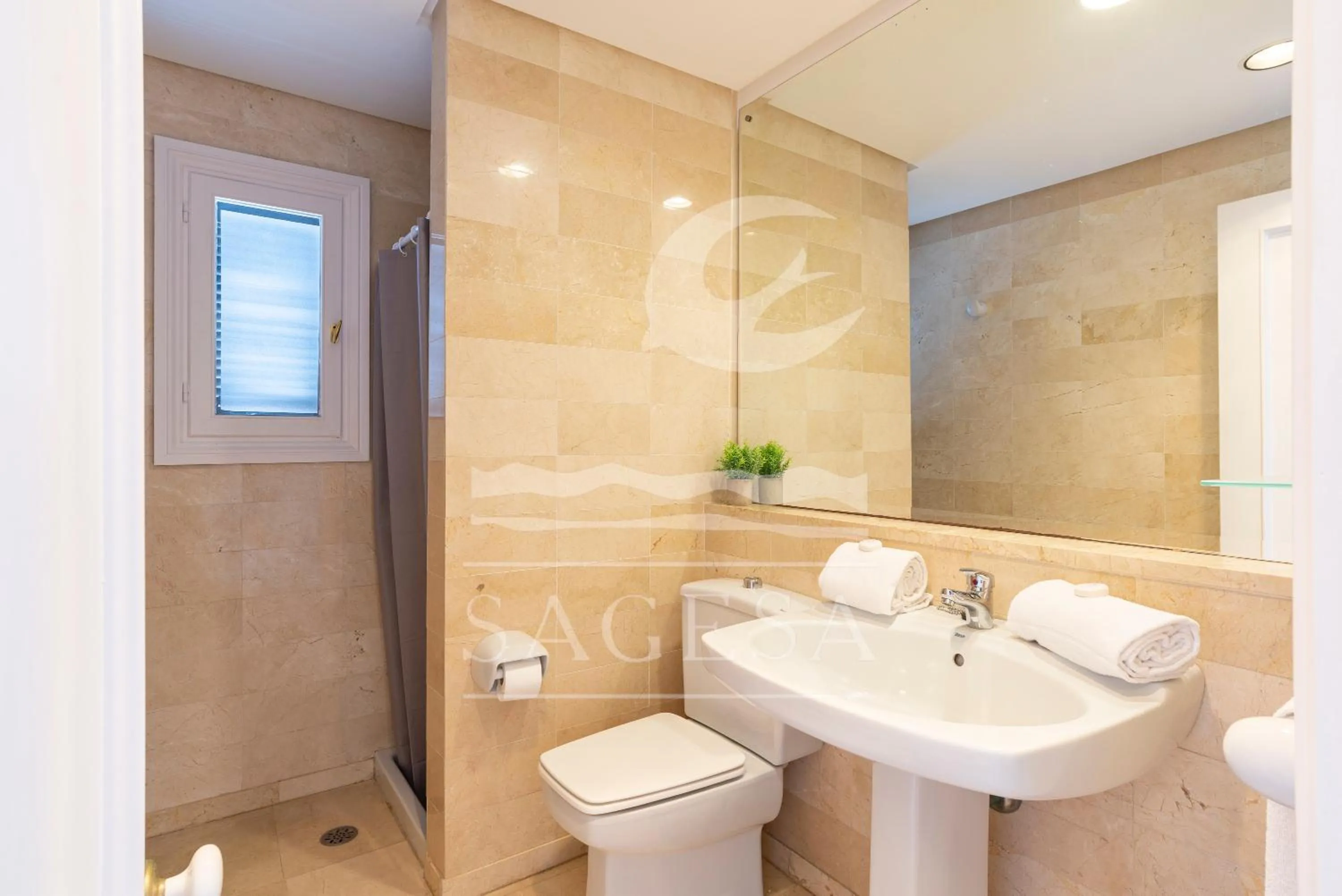 Shower in Jardines de las Golondrinas