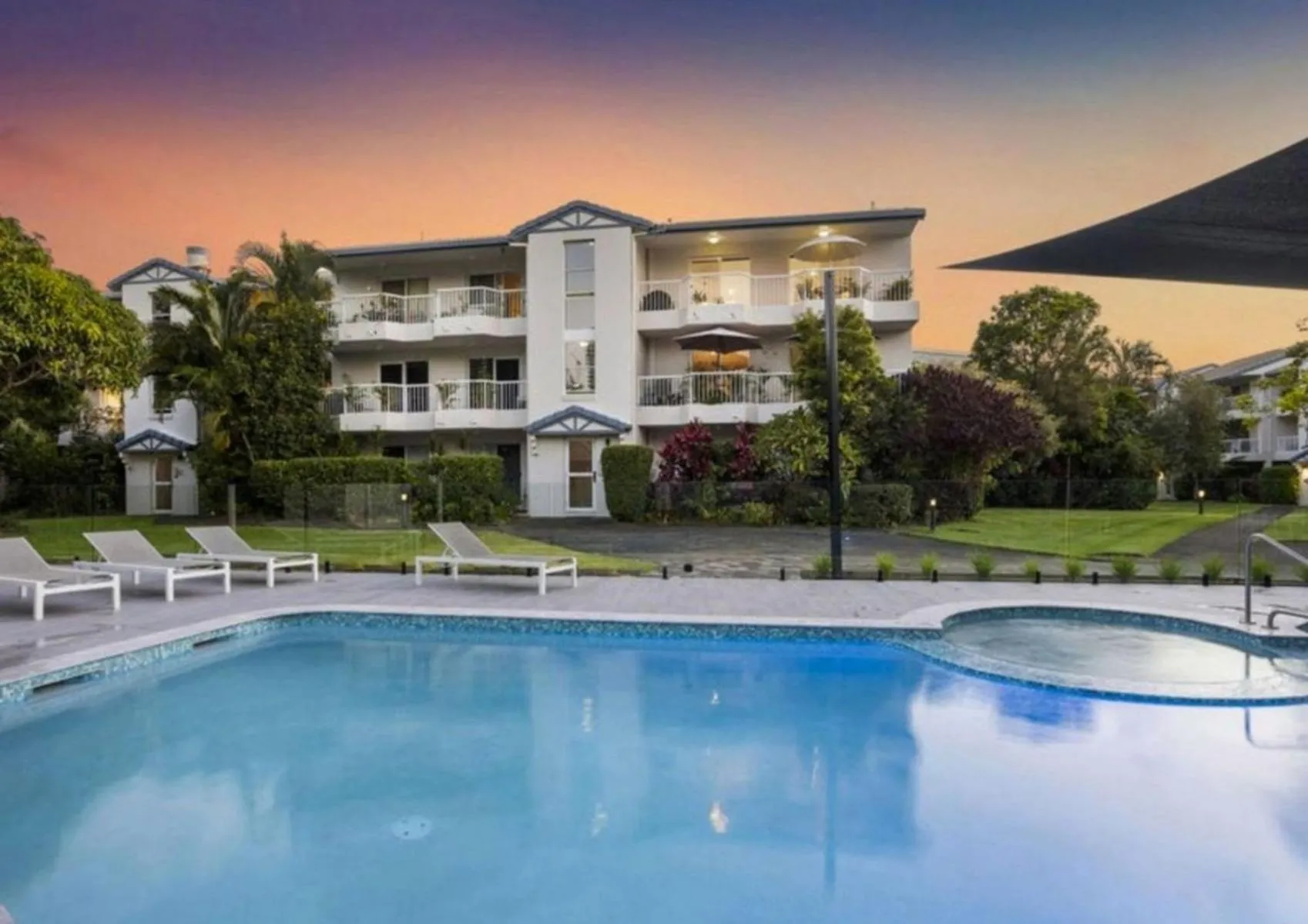 Property building in Paradise Grove Holiday Apartments