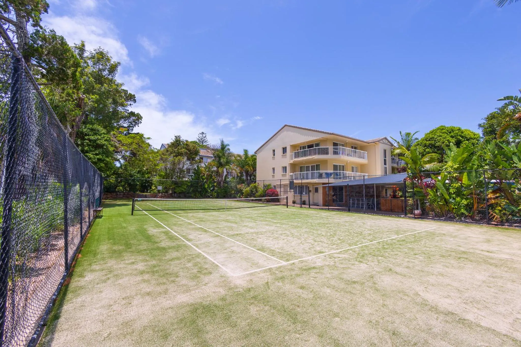 Tennis court in Paradise Grove Holiday Apartments