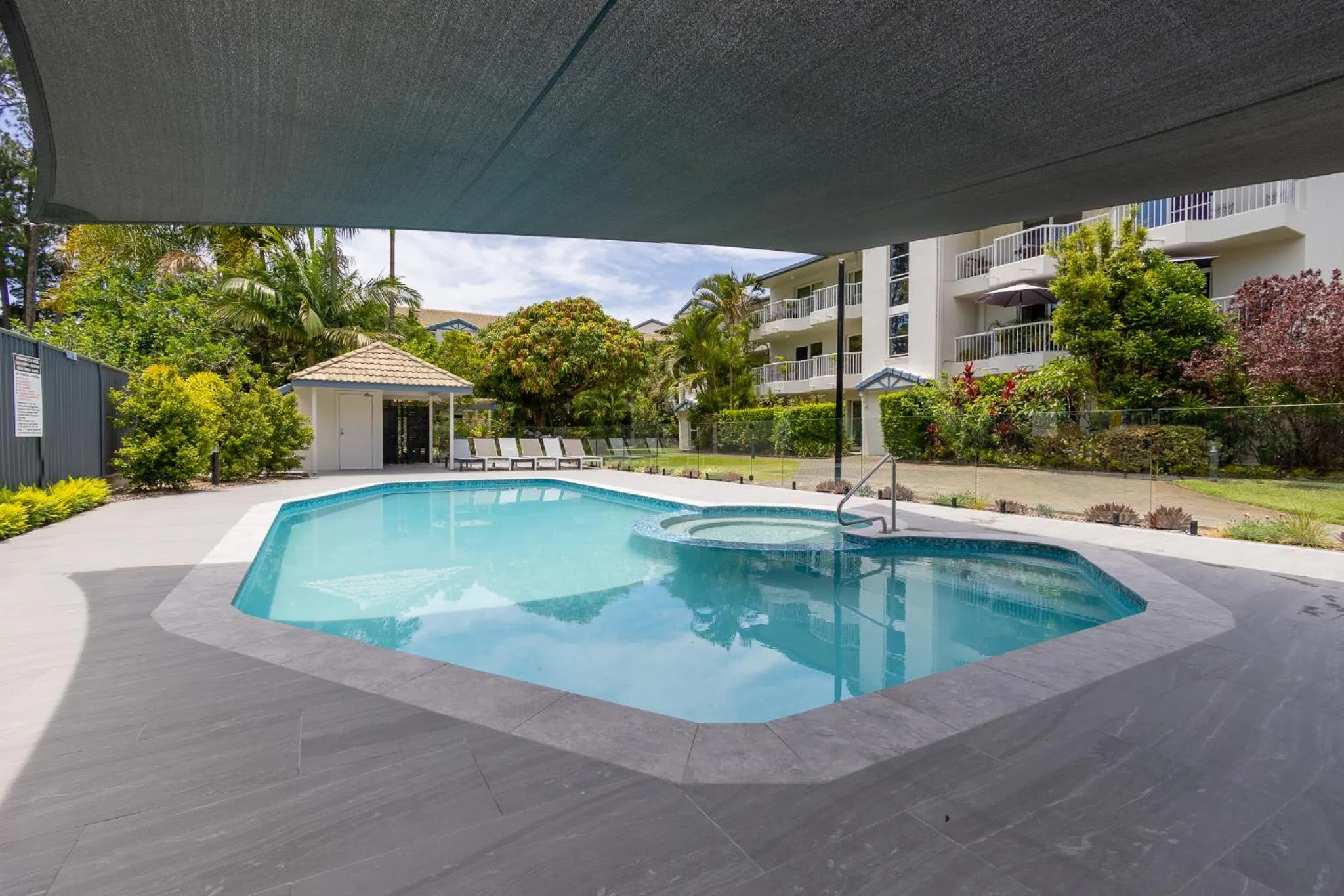 Swimming pool in Paradise Grove Holiday Apartments