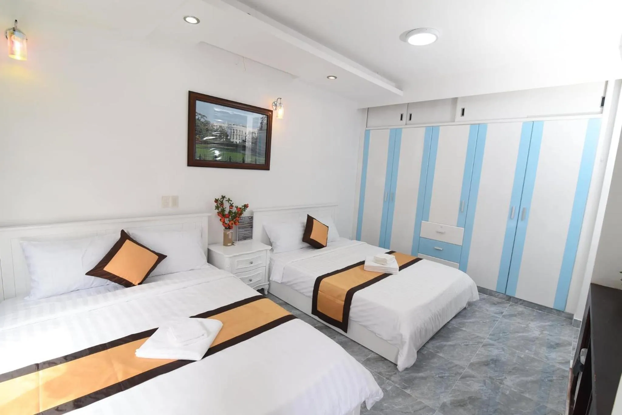 locker, Bed in Hotel Đông Nhi