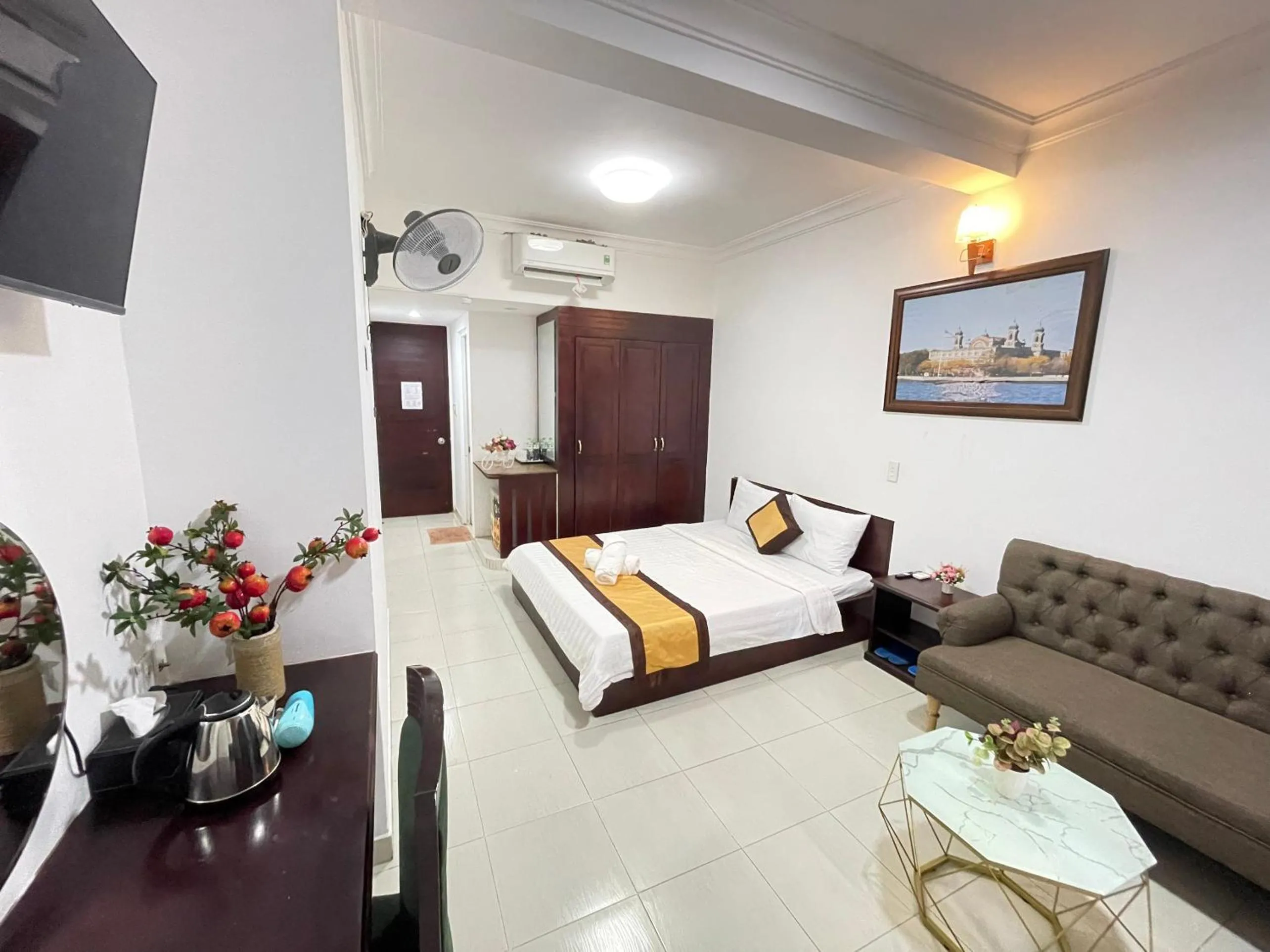 Photo of the whole room, Bed in Hotel Đông Nhi