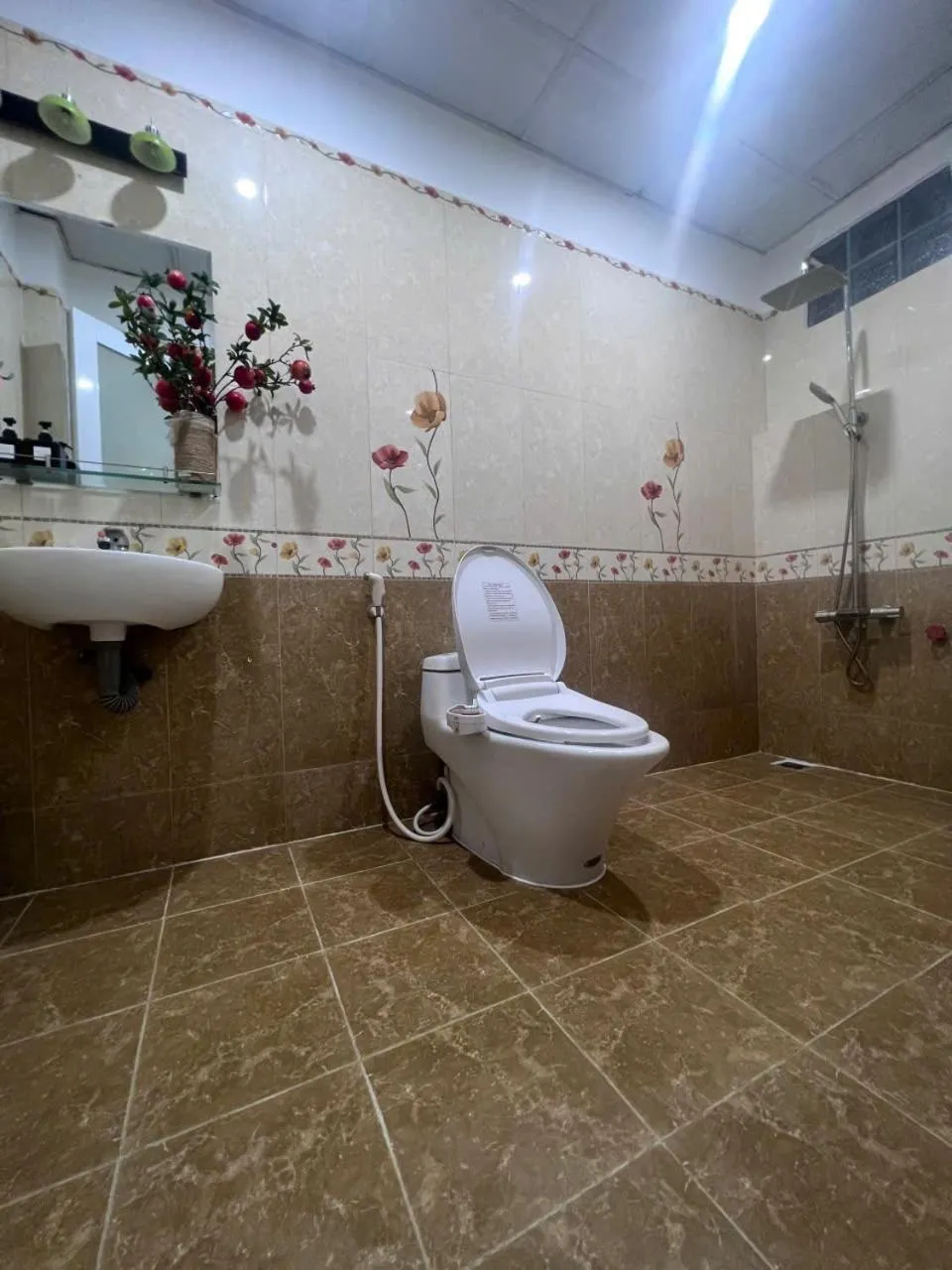 Toilet in Hotel Đông Nhi