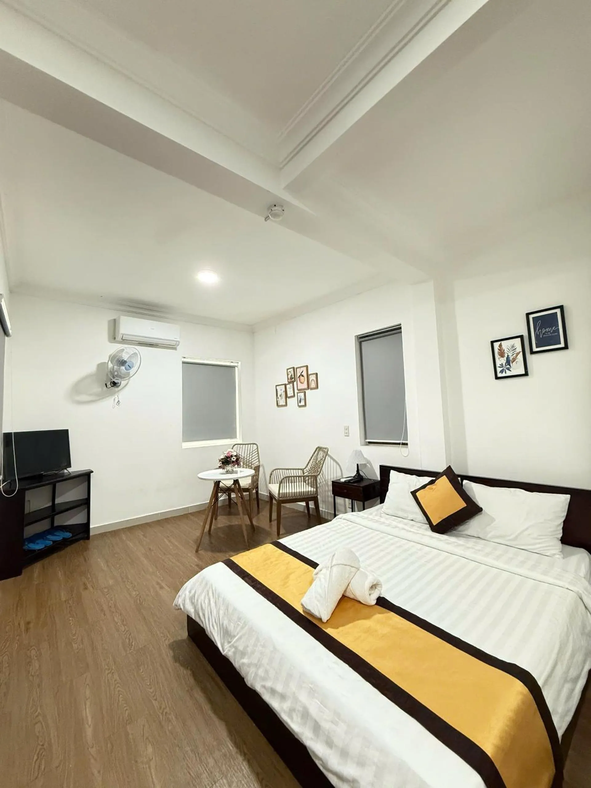 TV and multimedia, Bed in Hotel Đông Nhi