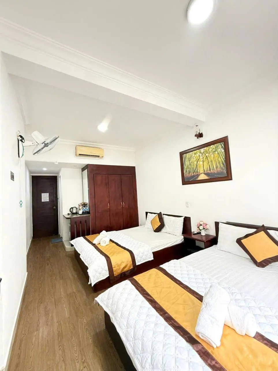 Photo of the whole room, Bed in Hotel Đông Nhi