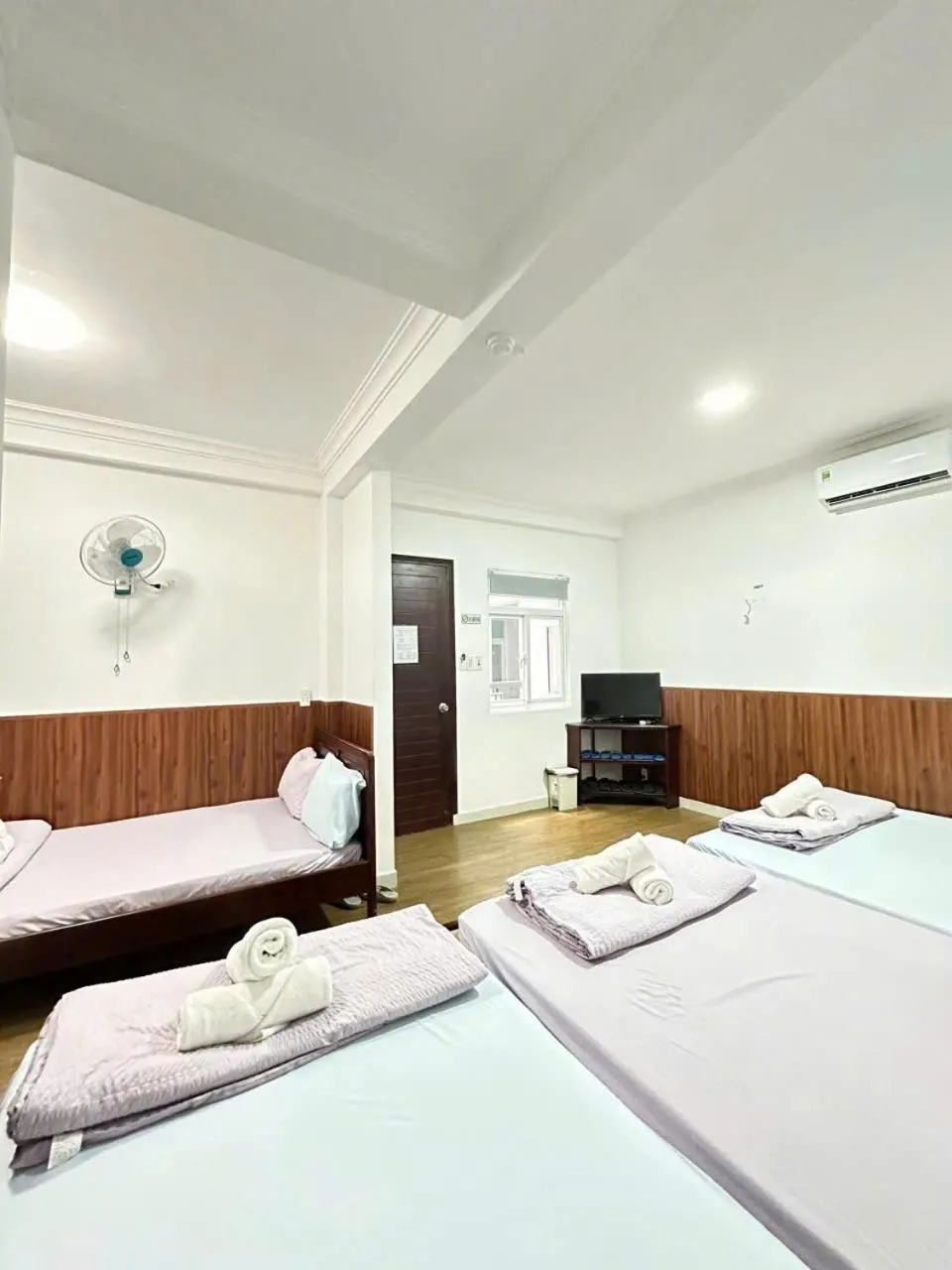 Photo of the whole room, Bed in Hotel Đông Nhi