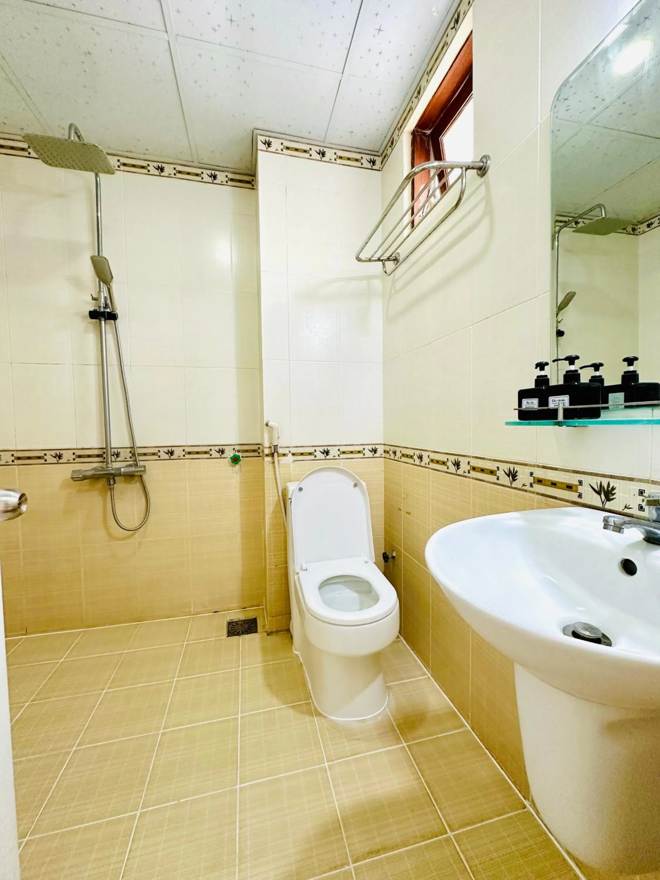 Toilet in Hotel Đông Nhi